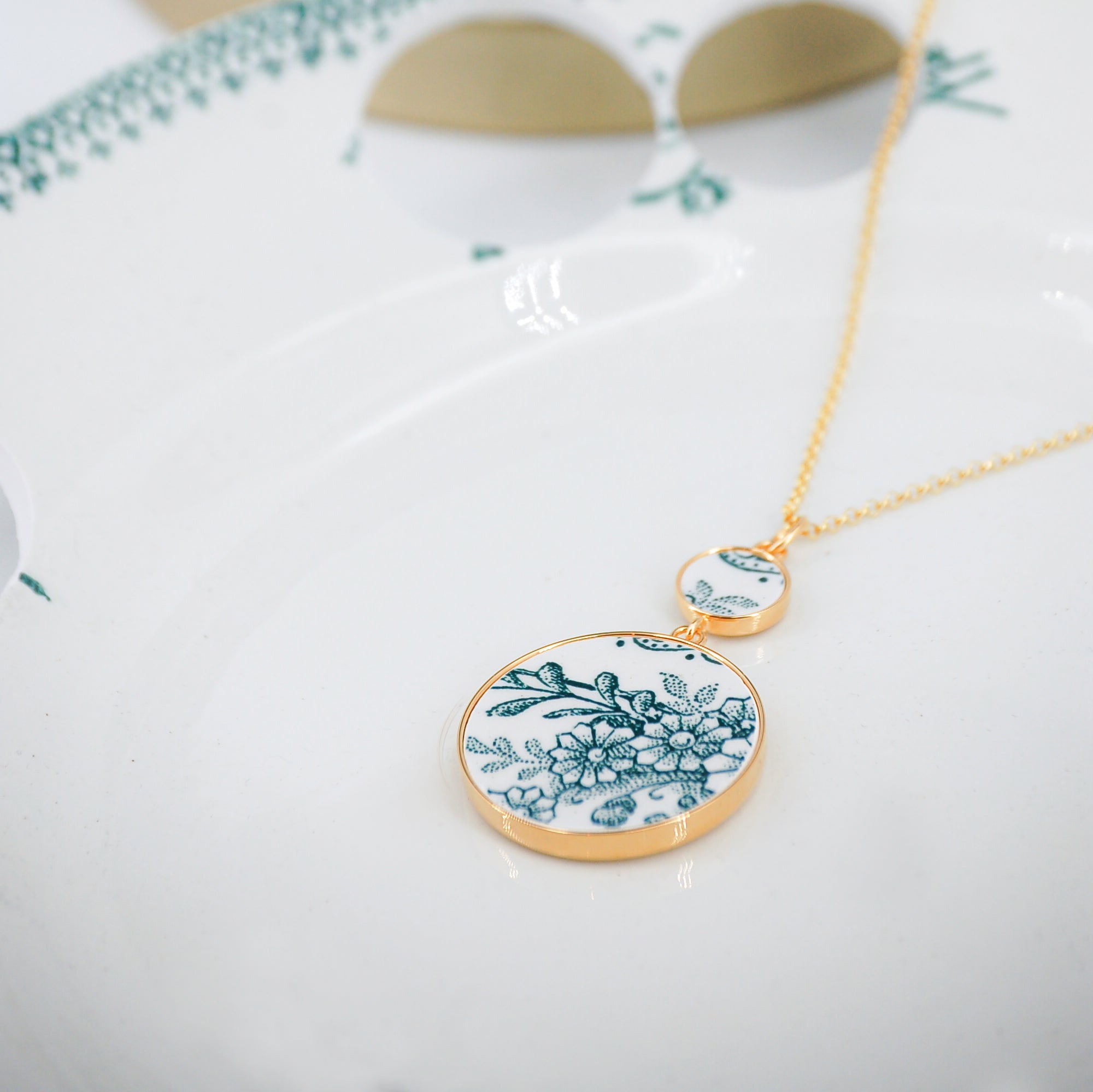 Pendentif "Fleurs vertes et feuillage", finition or