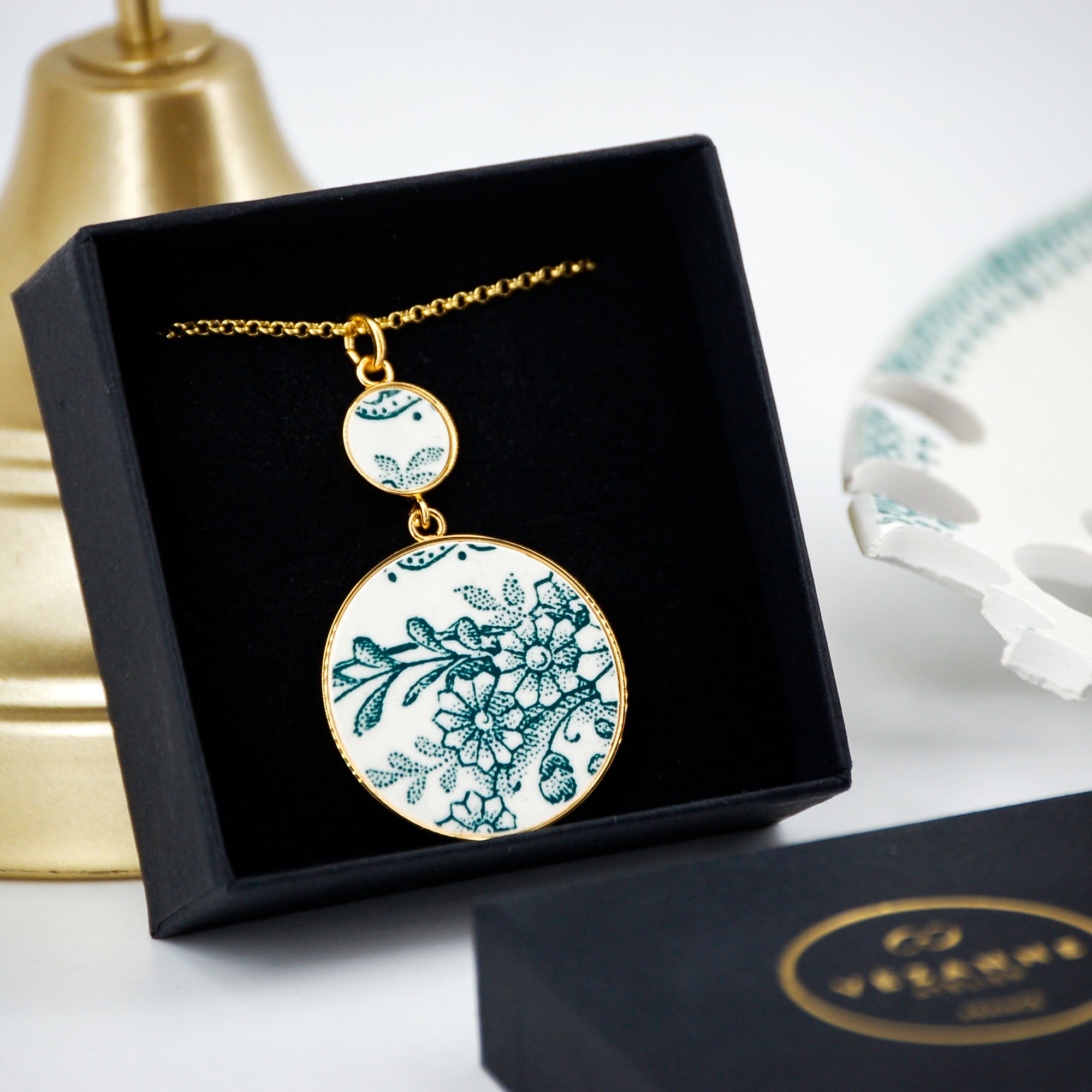Pendentif "Fleurs vertes et feuillage", finition or