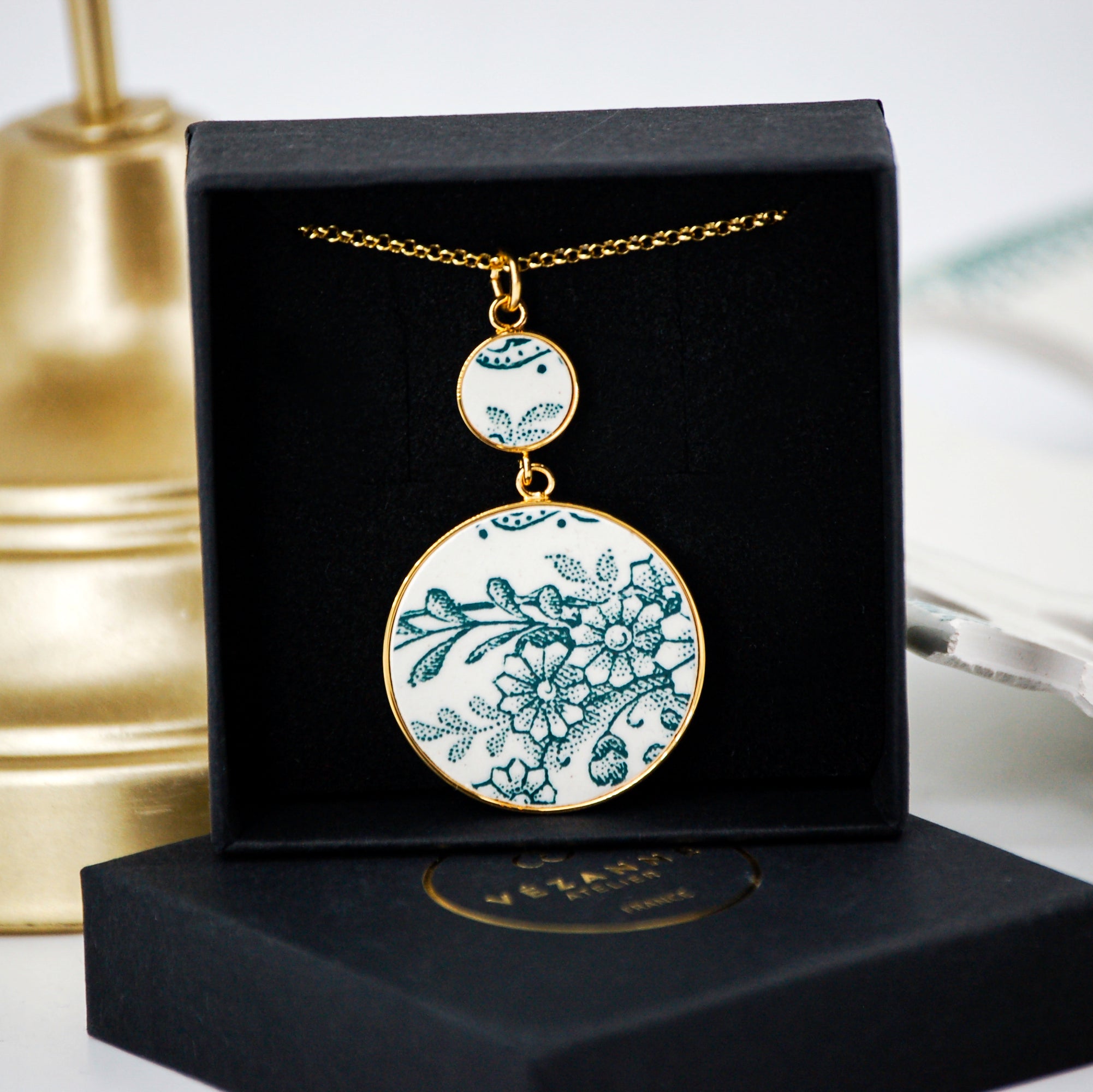 Pendentif "Fleurs vertes et feuillage", finition or