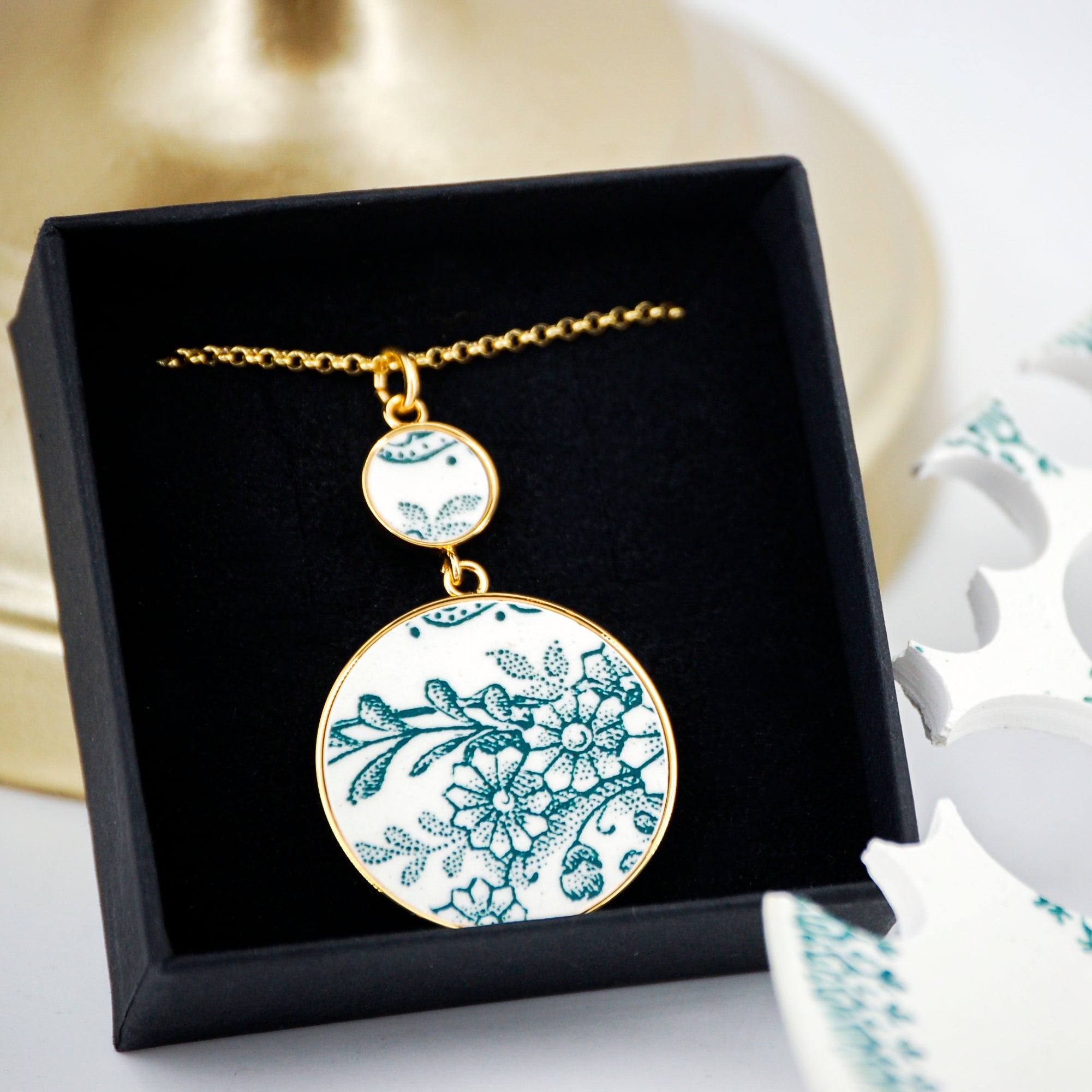Pendentif "Fleurs vertes et feuillage", finition or