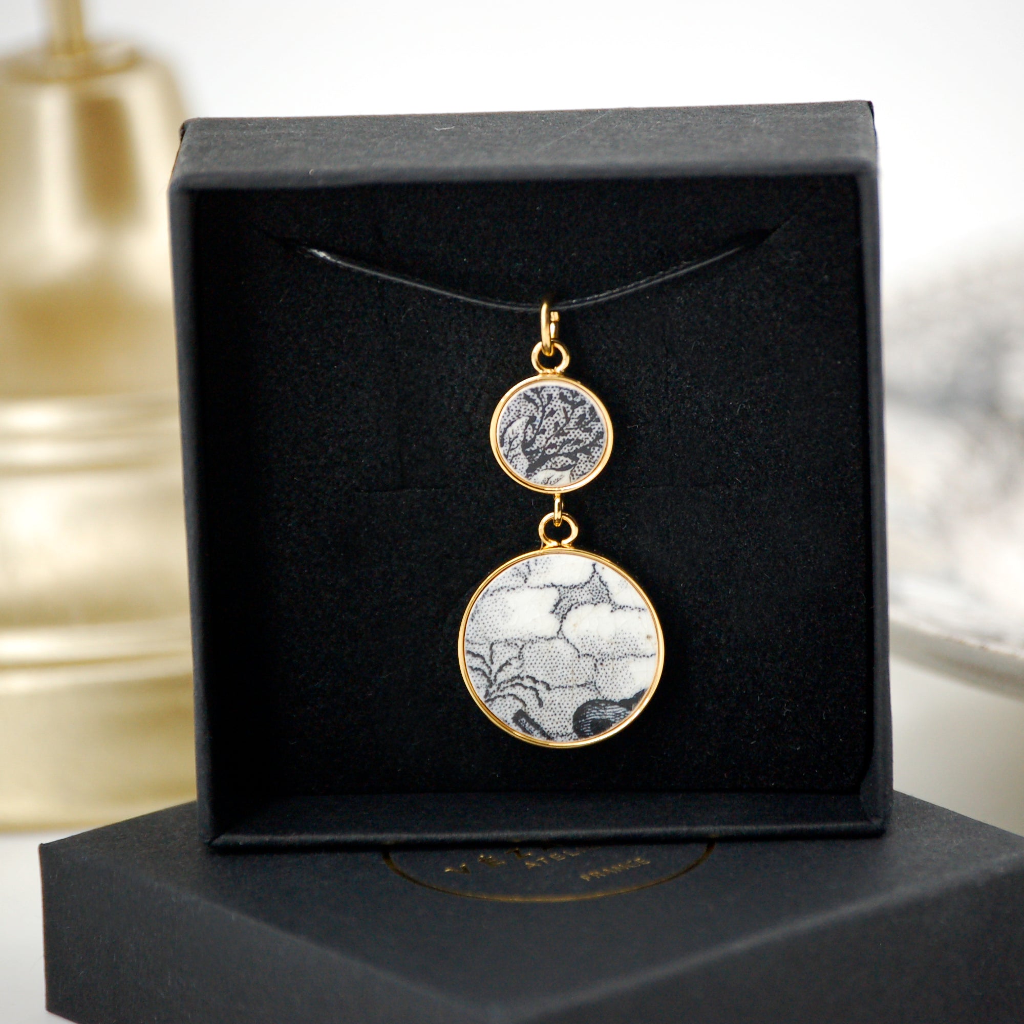 Pendentif "Entre réalisme et abstraction en noir et blanc", finition or