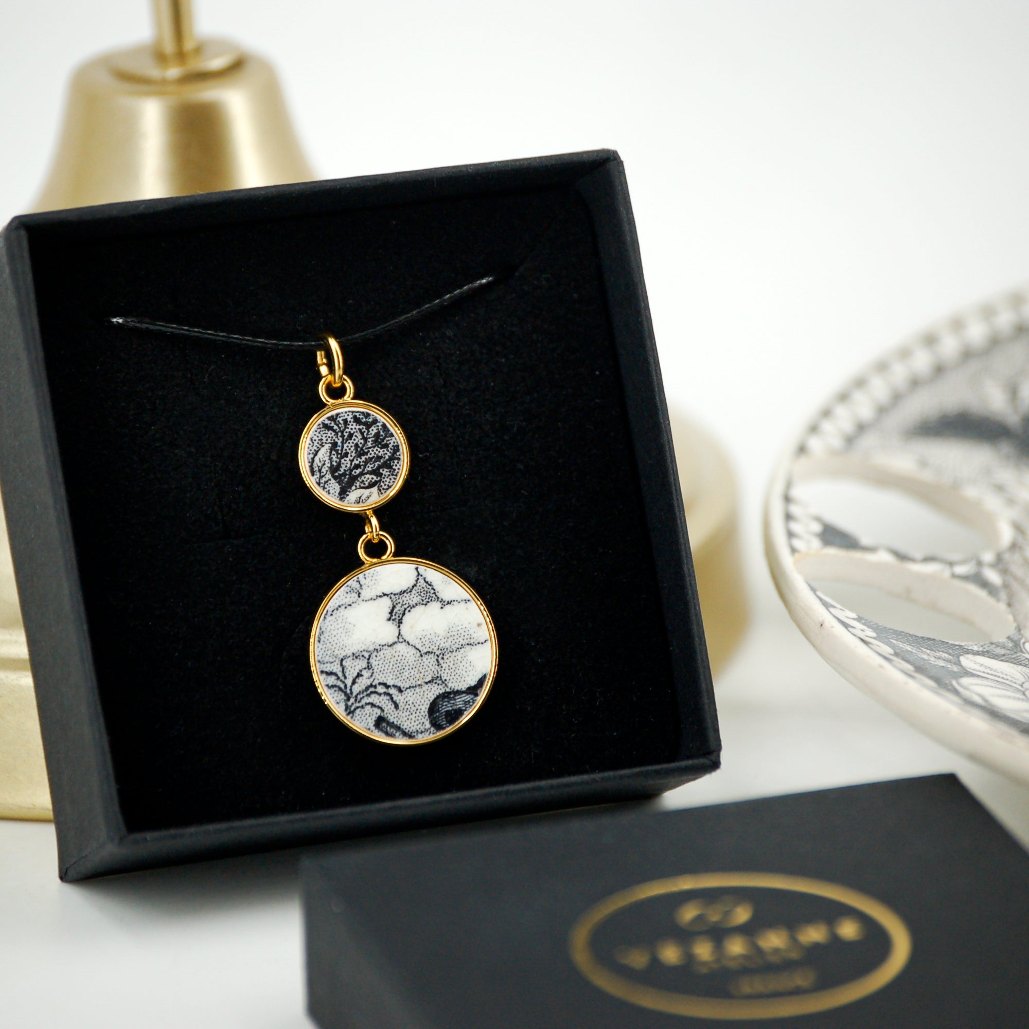 Pendentif "Entre réalisme et abstraction en noir et blanc", finition or