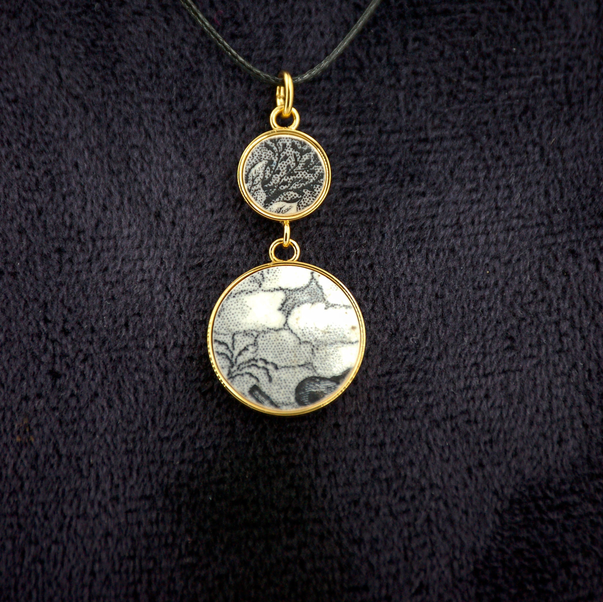 Pendentif "Entre réalisme et abstraction en noir et blanc", finition or