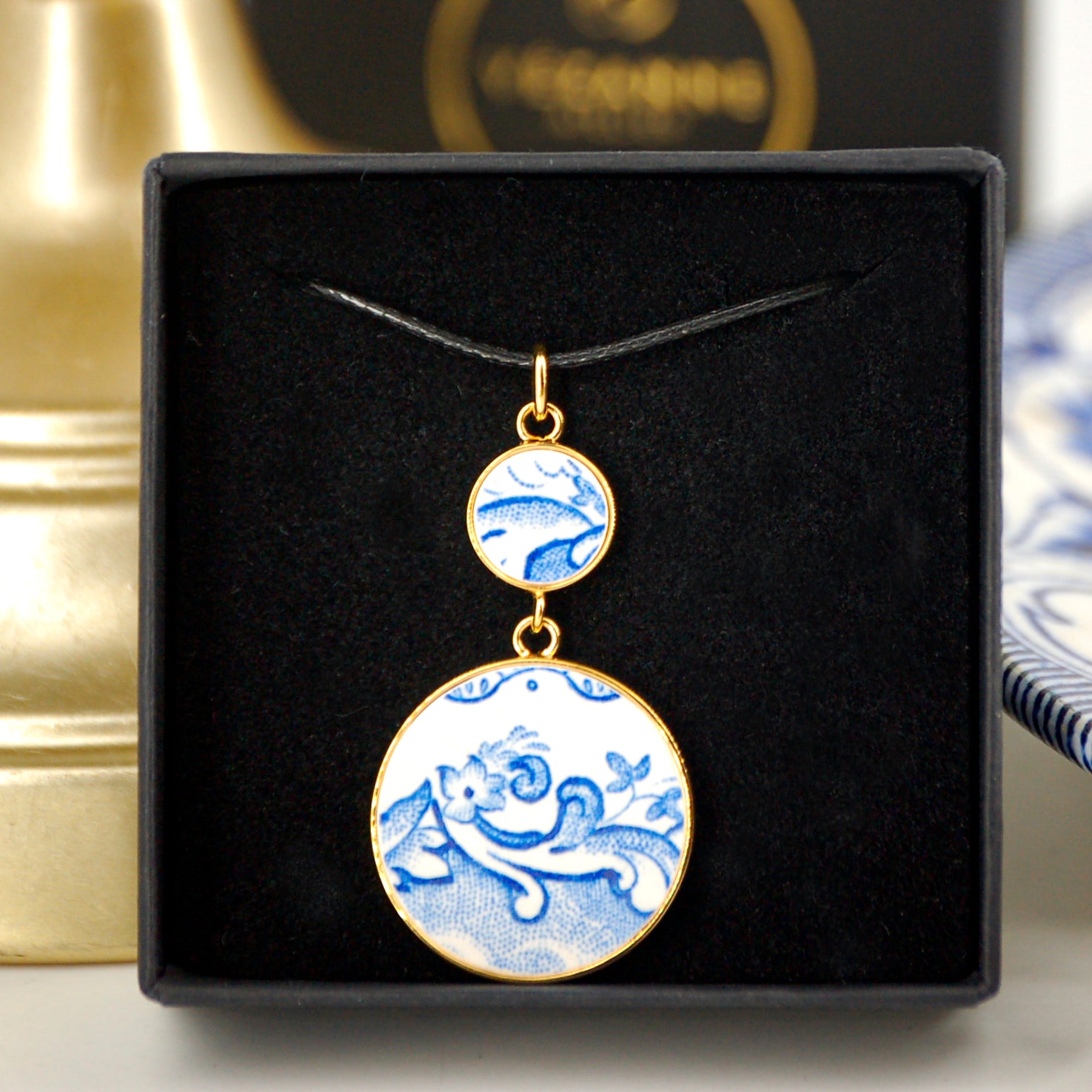 Pendentif "Fleurs et volutes bleues", finition or
