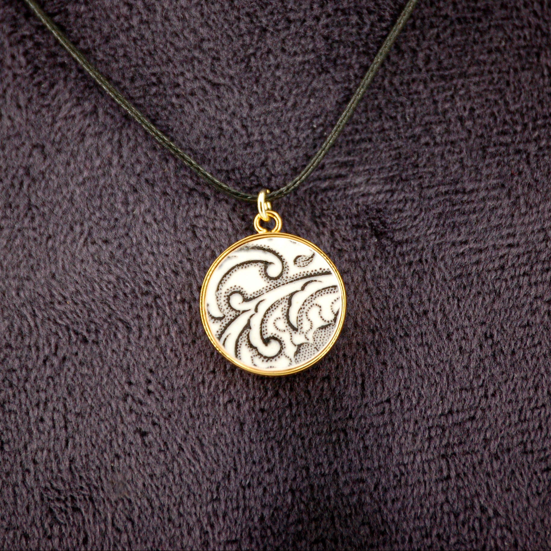 Pendentif "Fleurs et volutes en noir et blanc"