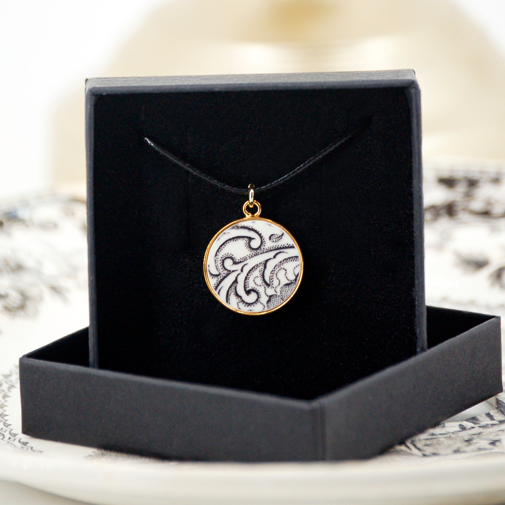Pendentif "Fleurs et volutes en noir et blanc"