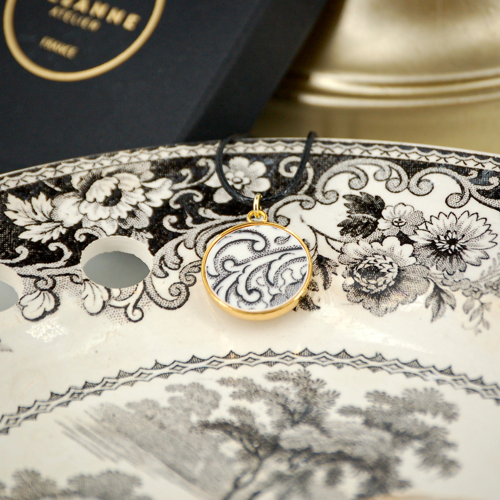 Pendentif "Fleurs et volutes en noir et blanc"