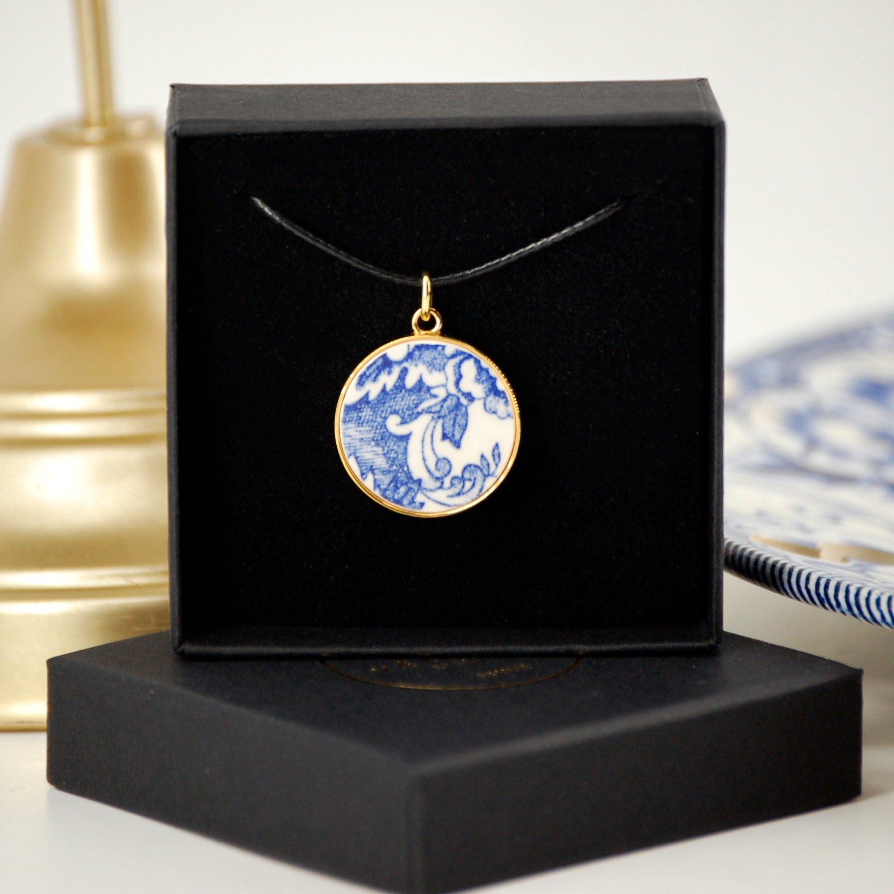 Pendentif "Composition bleue", finition or