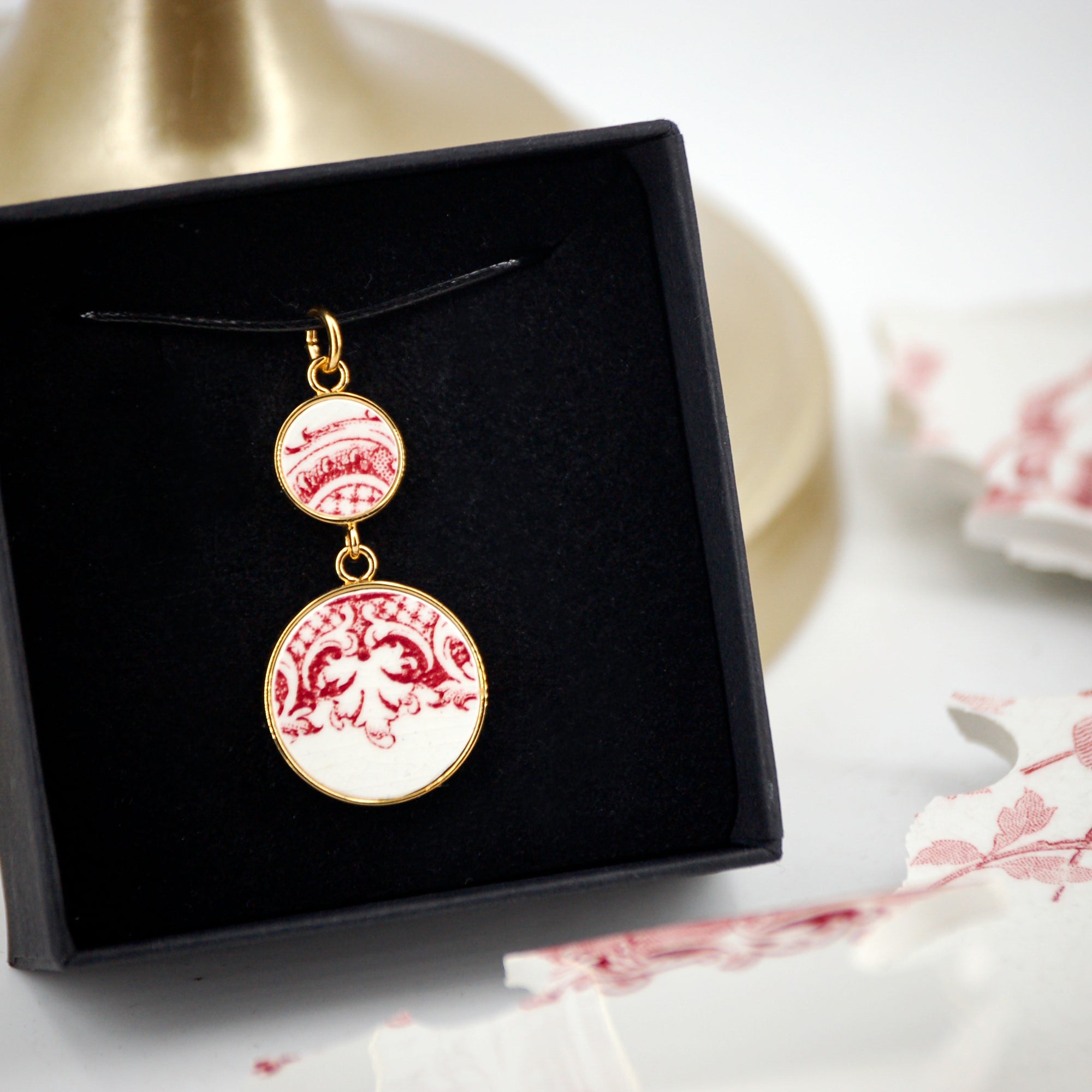 Pendentif "Motif de volute en vieux rose", finition or