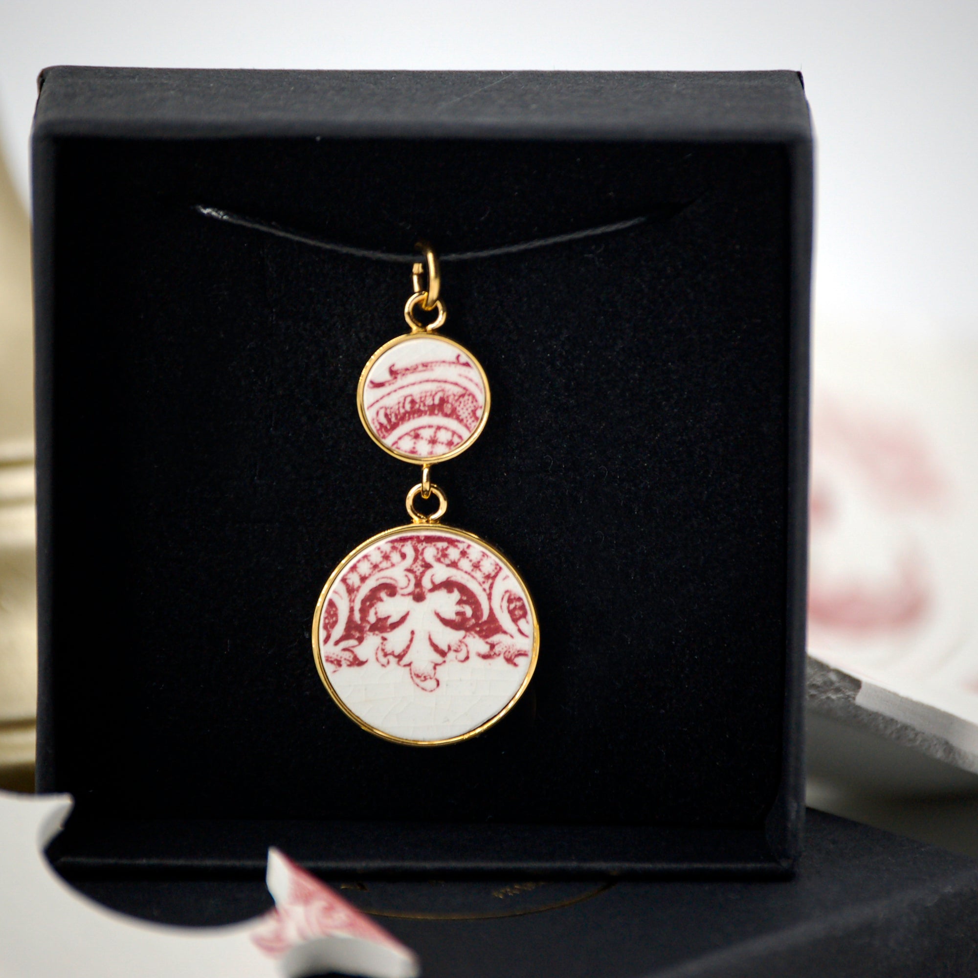 Pendentif "Motif de volute en vieux rose", finition or