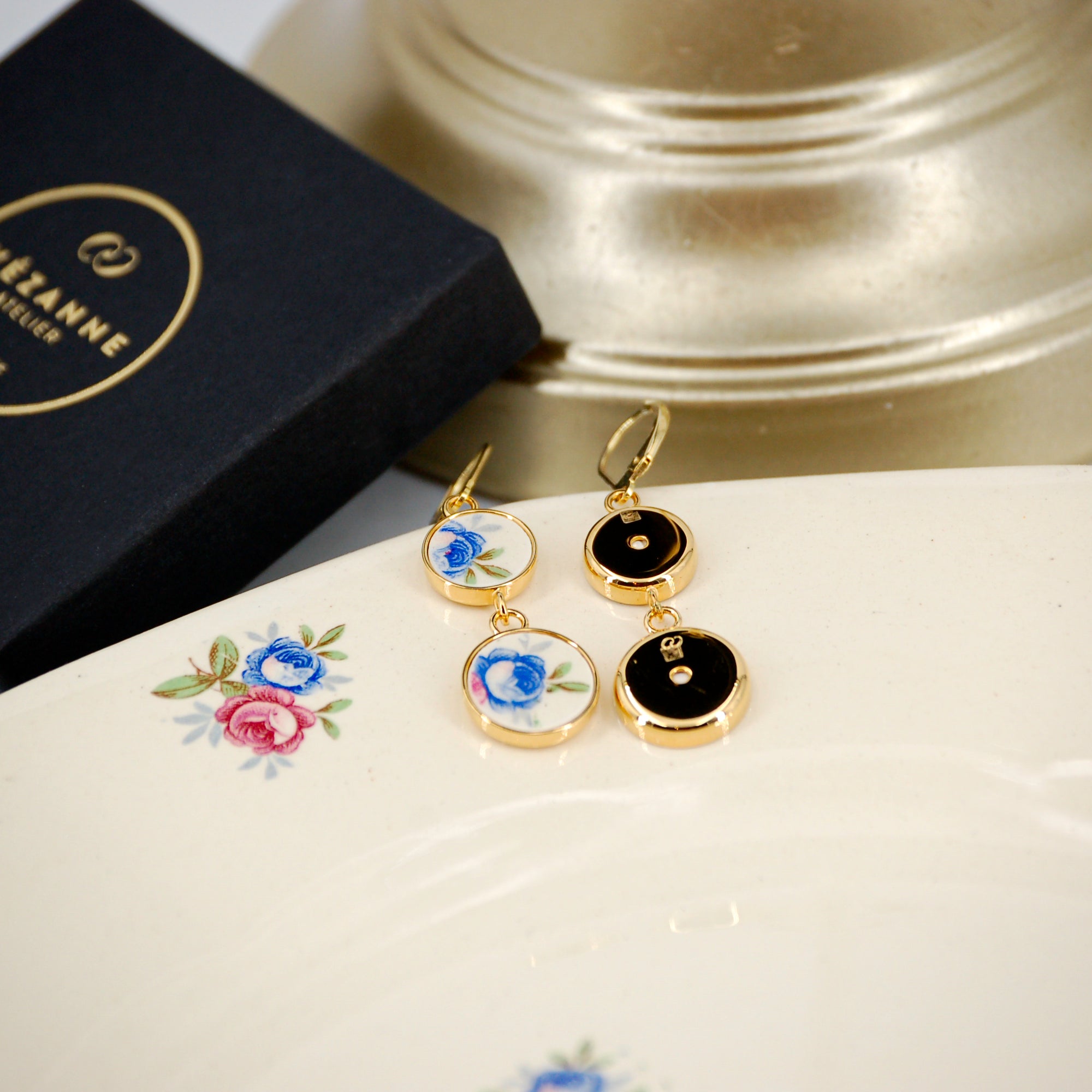 Boucles d'oreilles "Boutons de fleurs bleues et roses", finition or