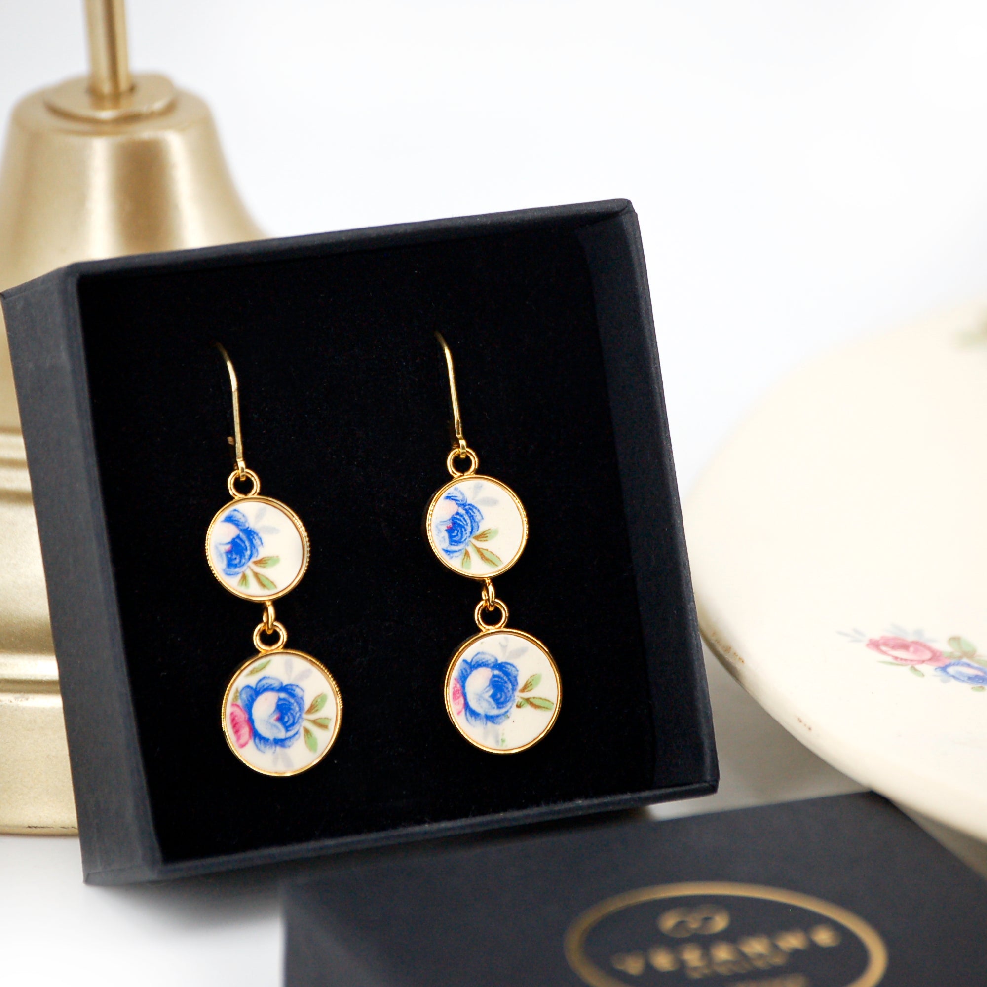 Boucles d'oreilles "Boutons de fleurs bleues et roses", finition or