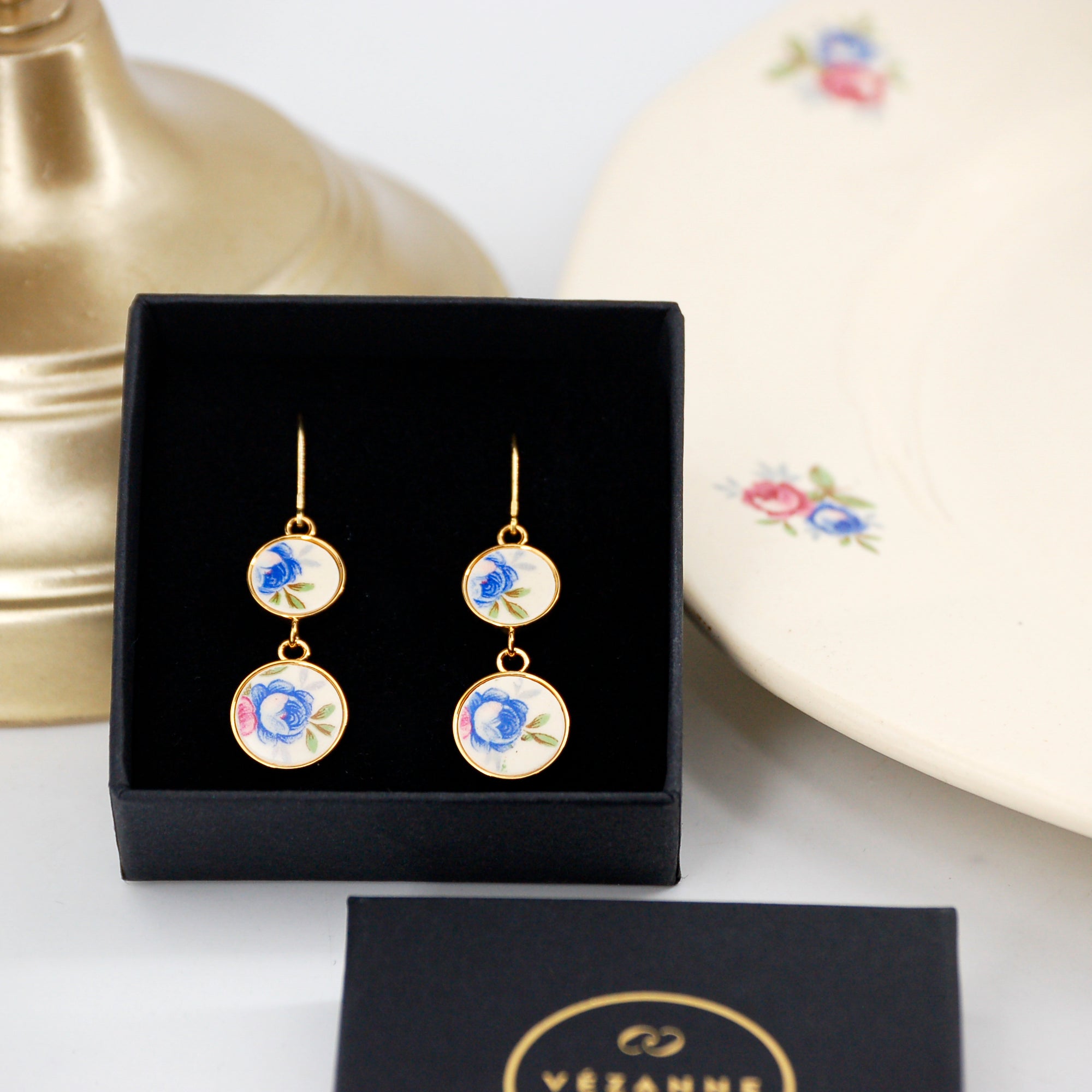 Boucles d'oreilles "Boutons de fleurs bleues et roses", finition or