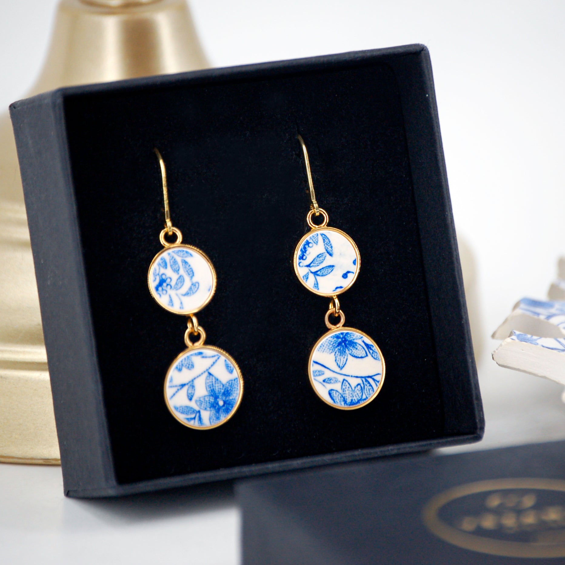 Boucles d'oreilles "Délicates fleurs bleues", finition or