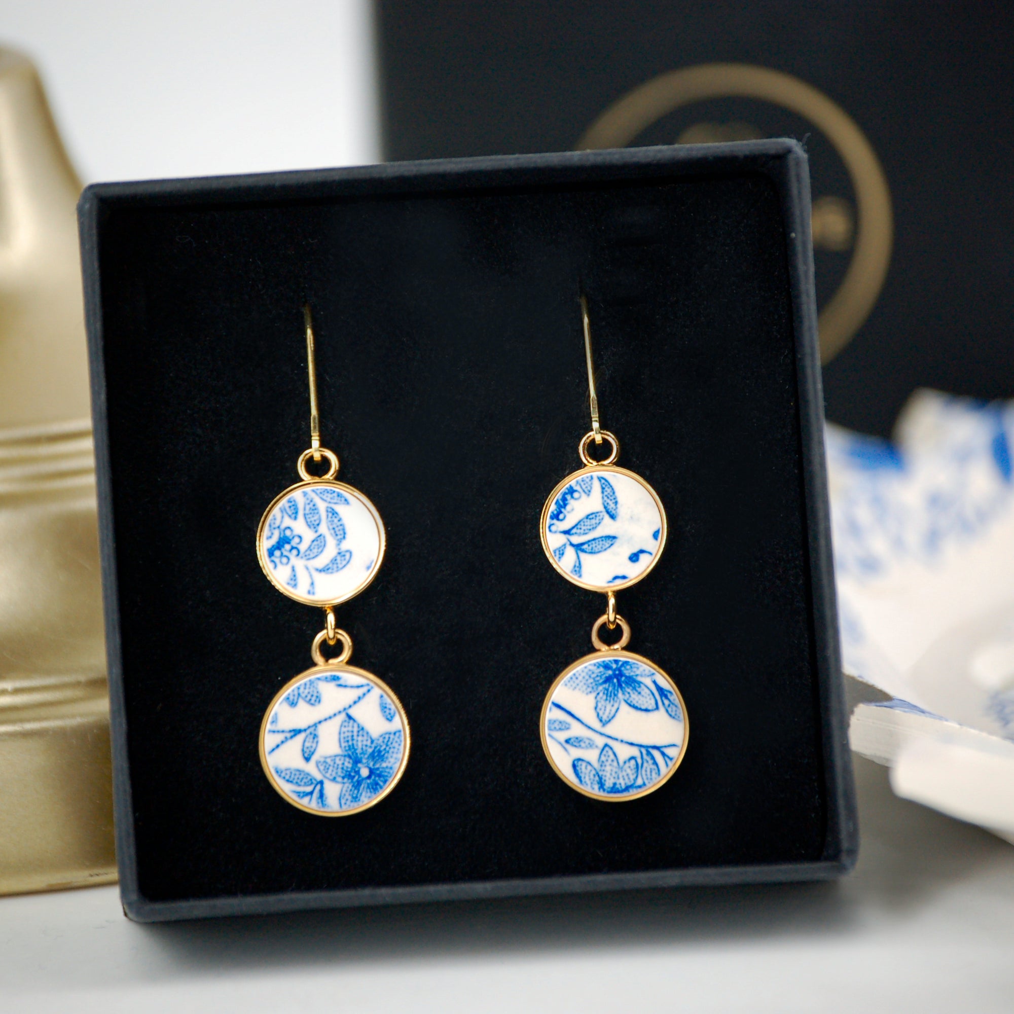 Boucles d'oreilles "Délicates fleurs bleues", finition or