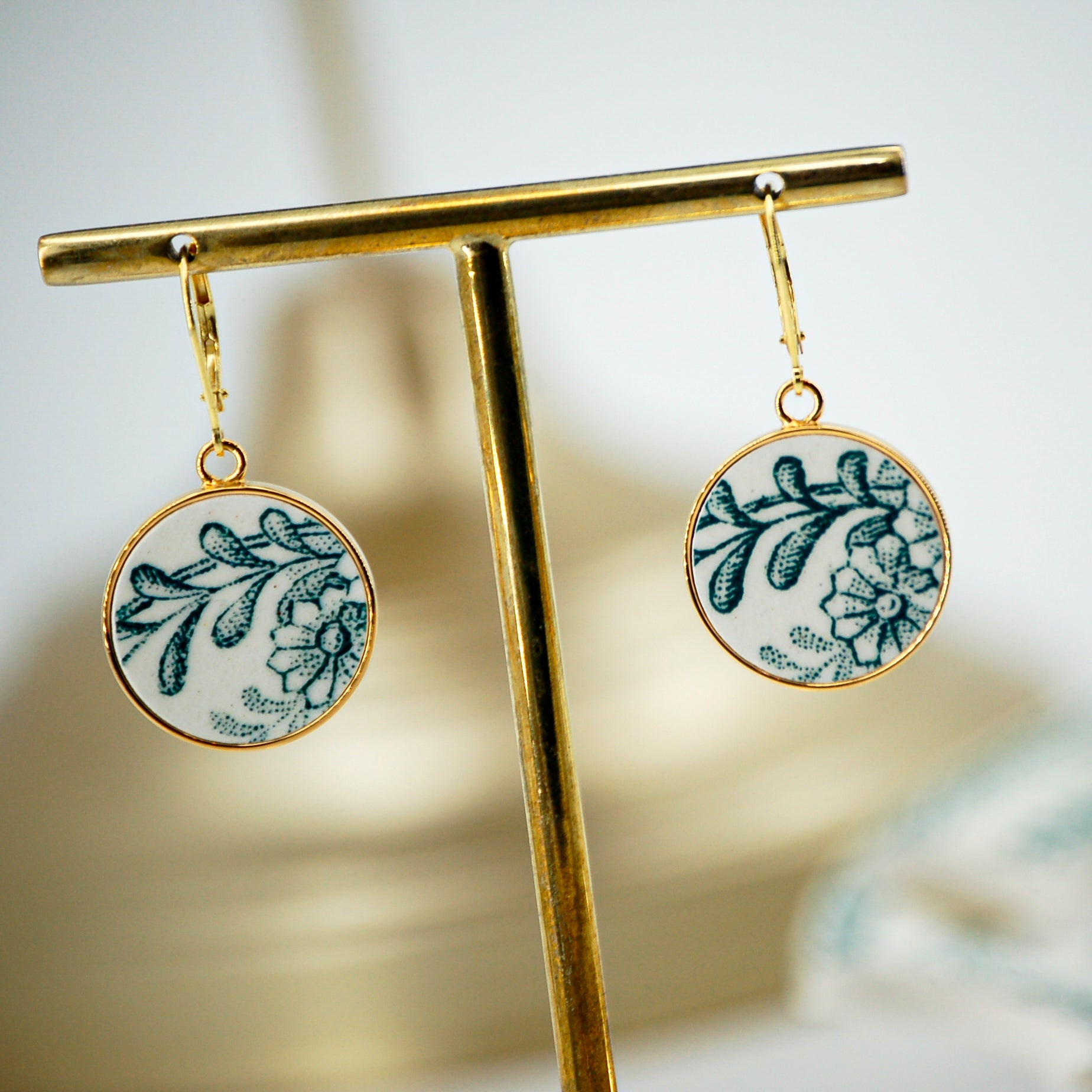 Boucles d'oreilles "Fleur verte et son branchage" finition or