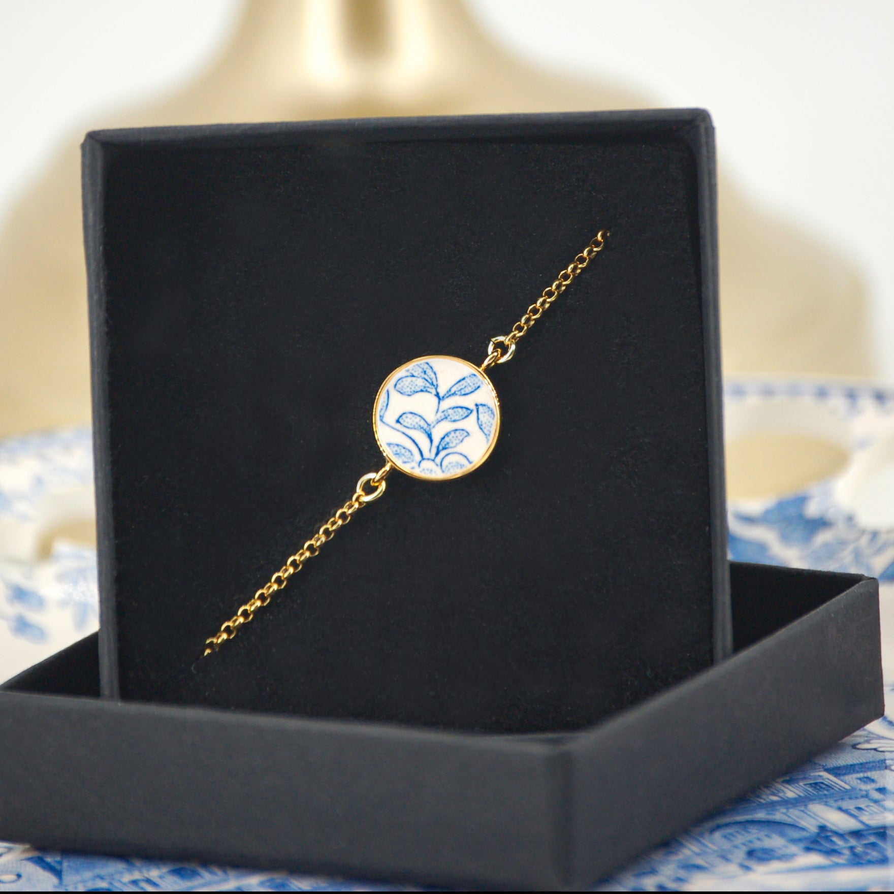 Bracelet ajustable "Feuilles bleues"