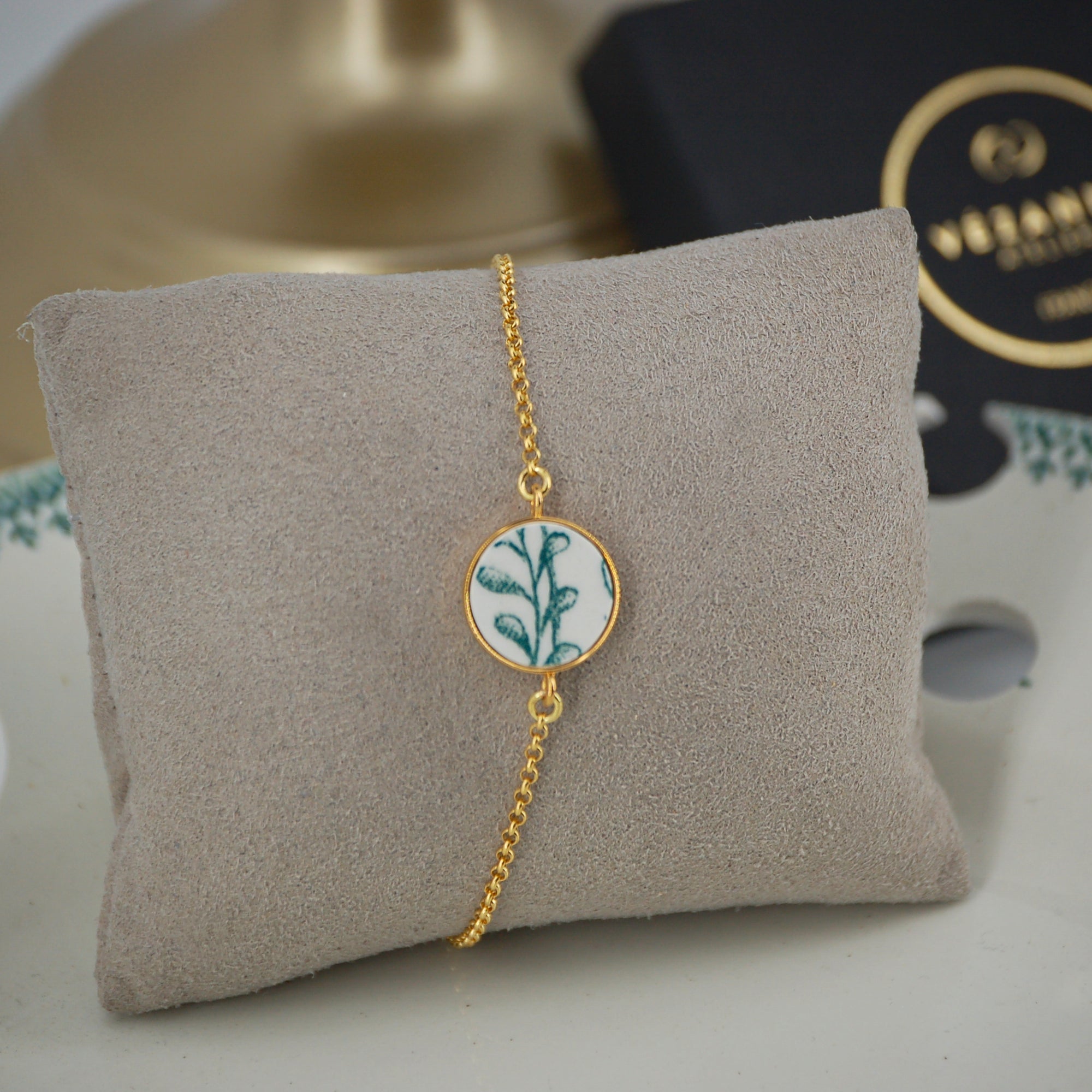 Bracelet ajustable "Délicates feuilles", finition or