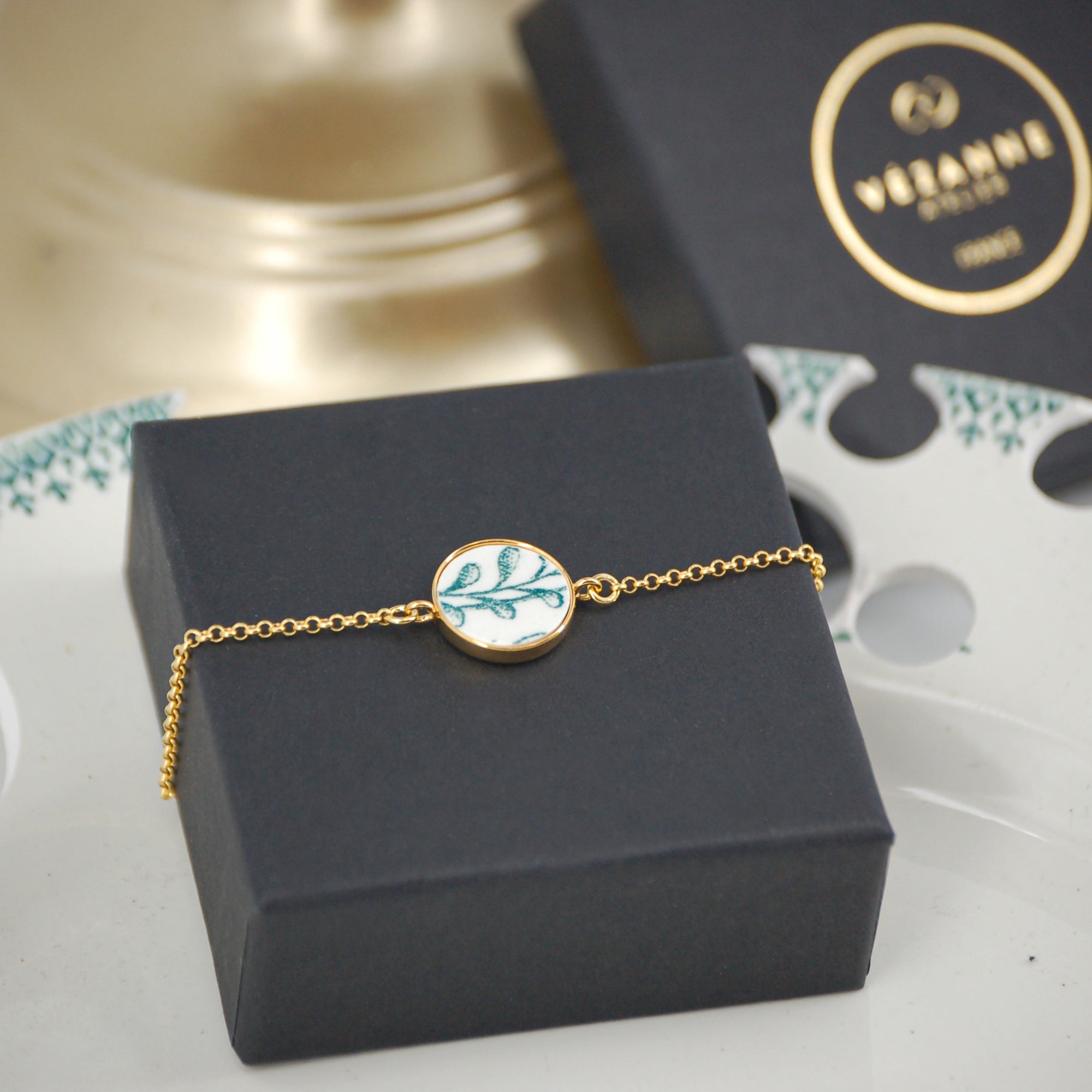 Bracelet ajustable "Délicates feuilles", finition or