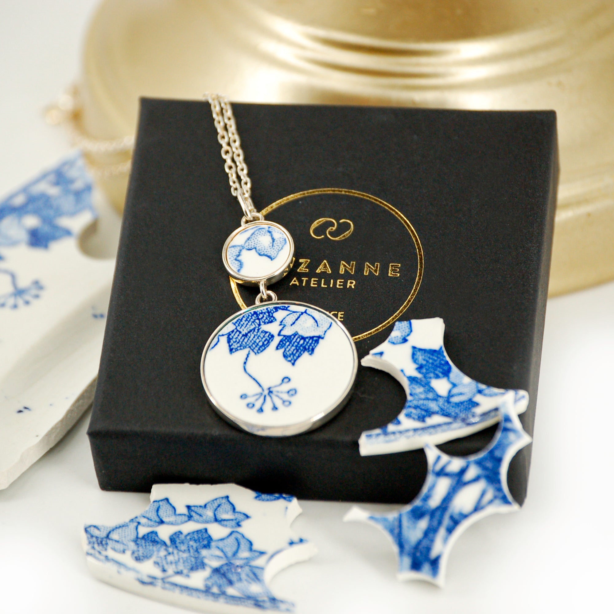Pendentif "Les feuilles et fleur de lierre", finition argent