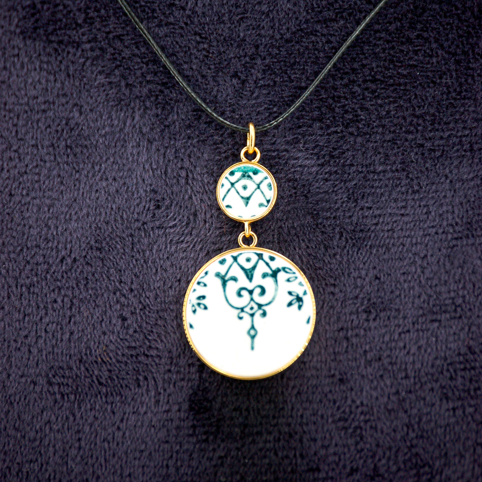 Pendentif "Fleurs et arabesques vertes", finition or