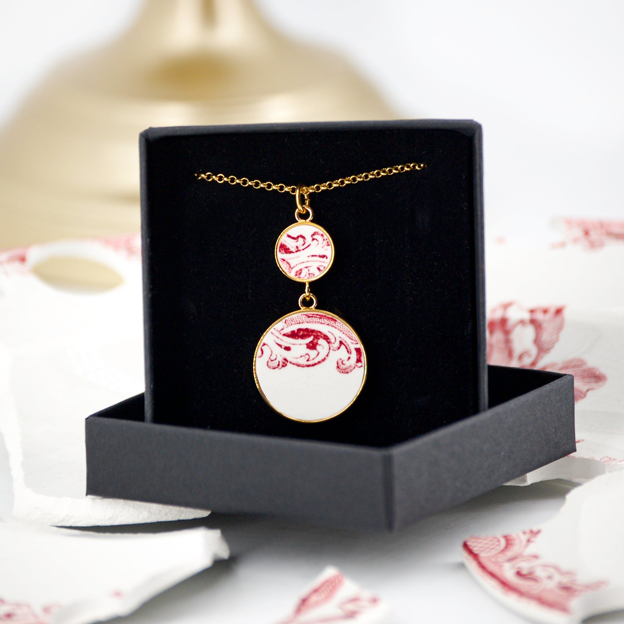 Pendentif "Volutes en vieux rose", finition or.