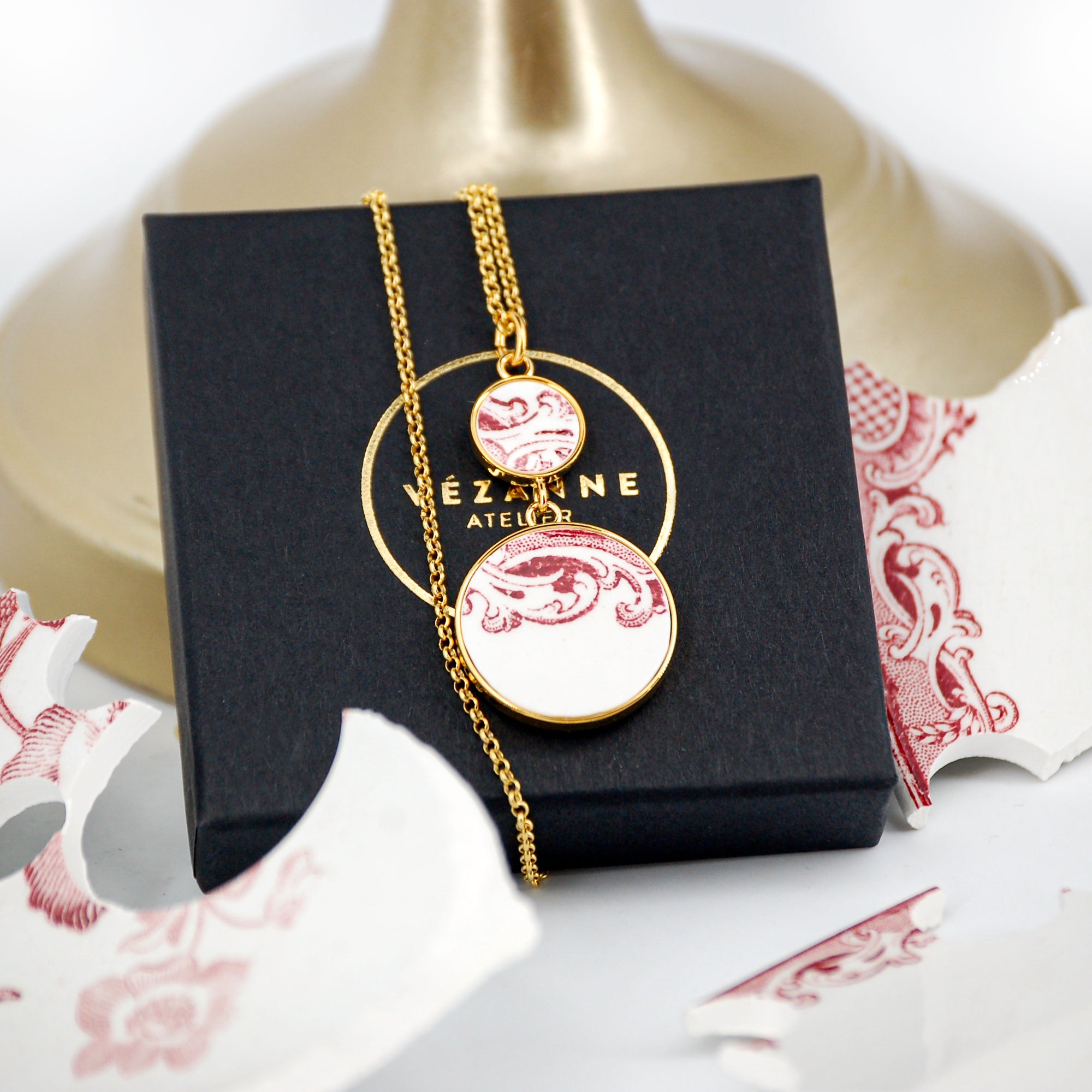 Pendentif "Volutes en vieux rose", finition or.