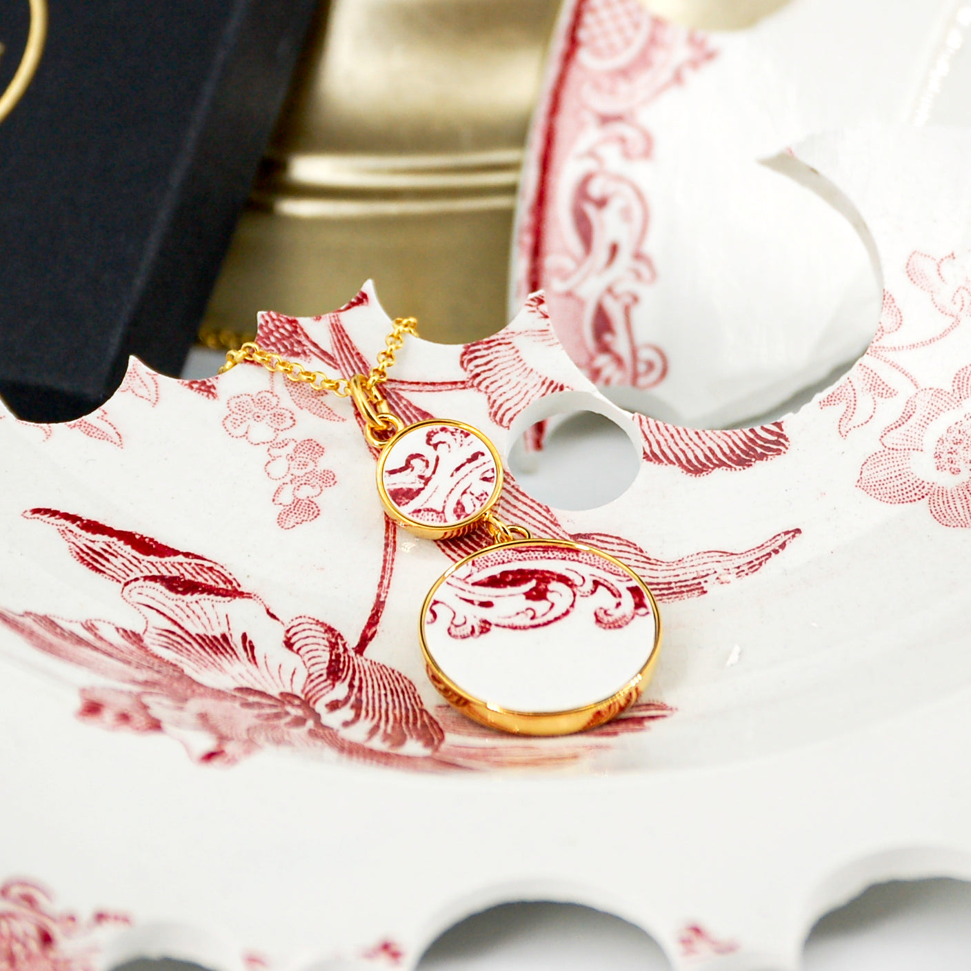 Pendentif "Volutes en vieux rose", finition or.