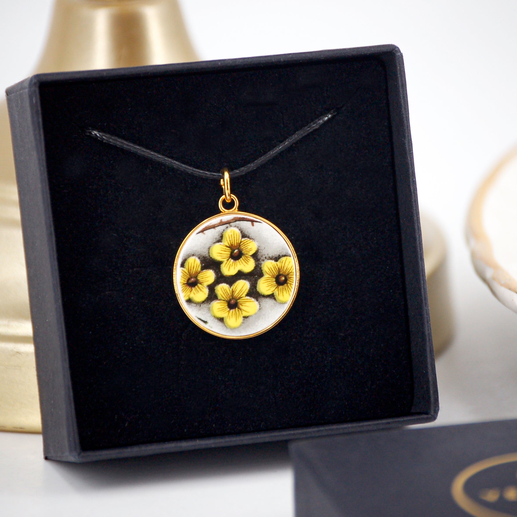 Pendentif "Fleurs jaunes", finition or