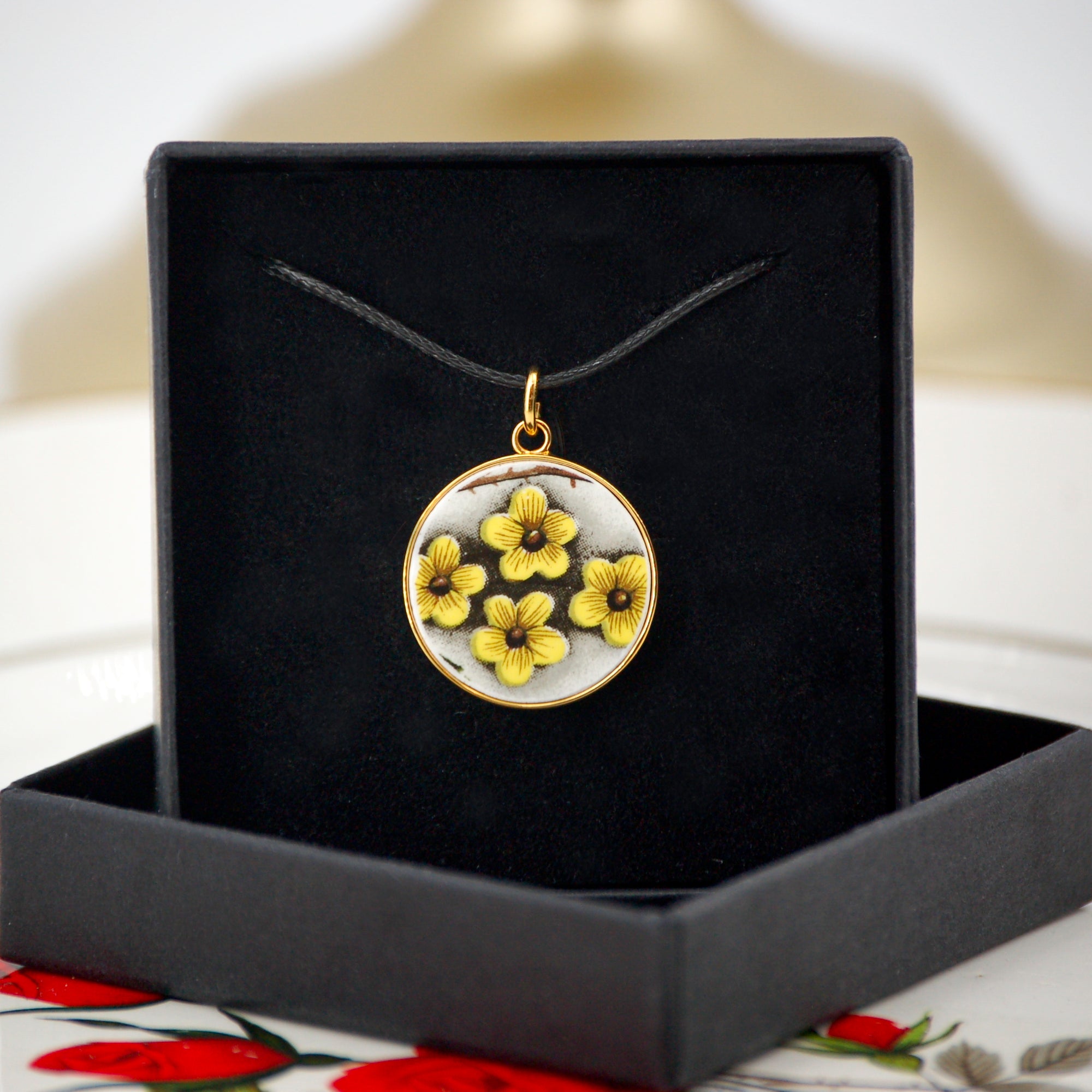 Pendentif "Fleurs jaunes", finition or