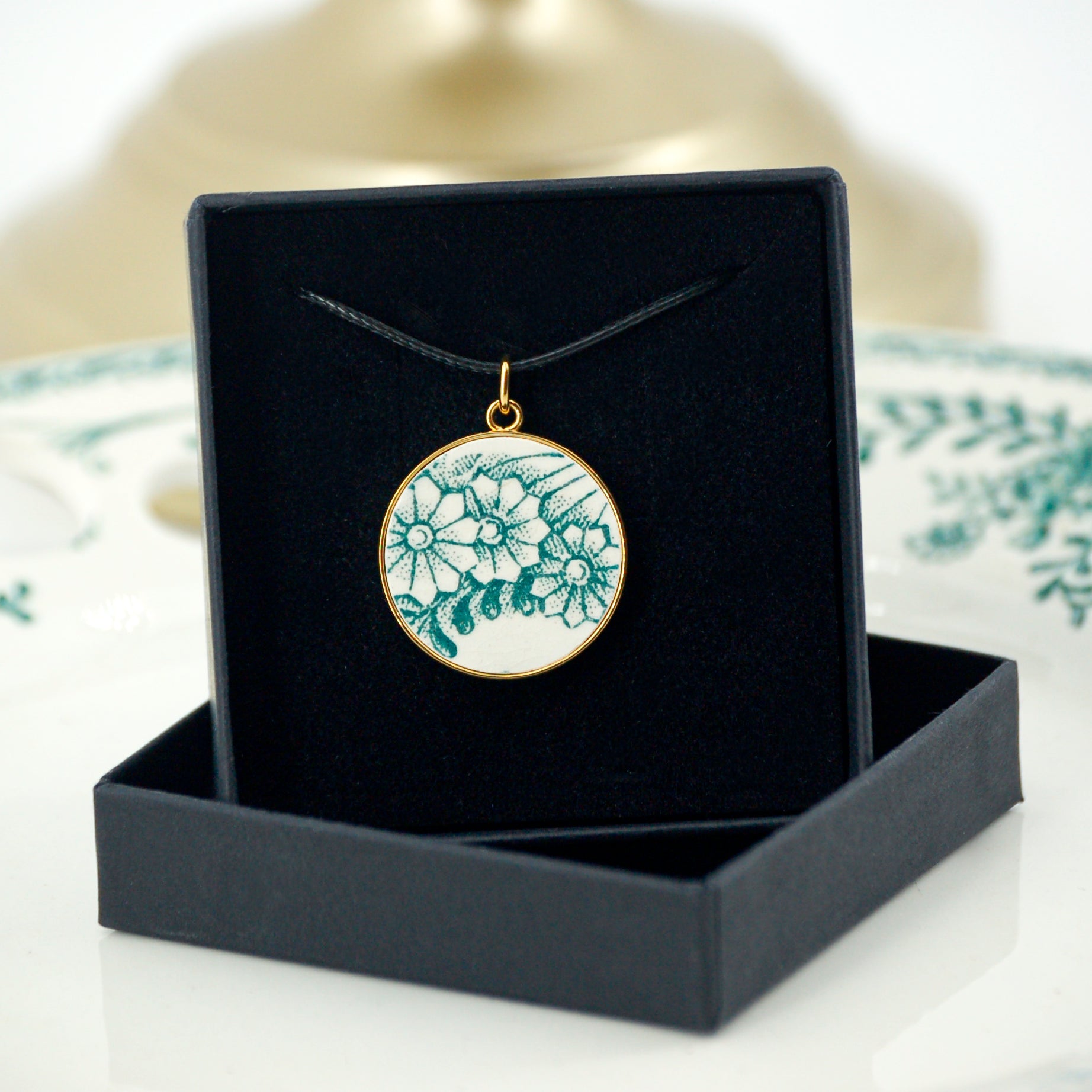 Pendentif "Fleurs vertes", finition or