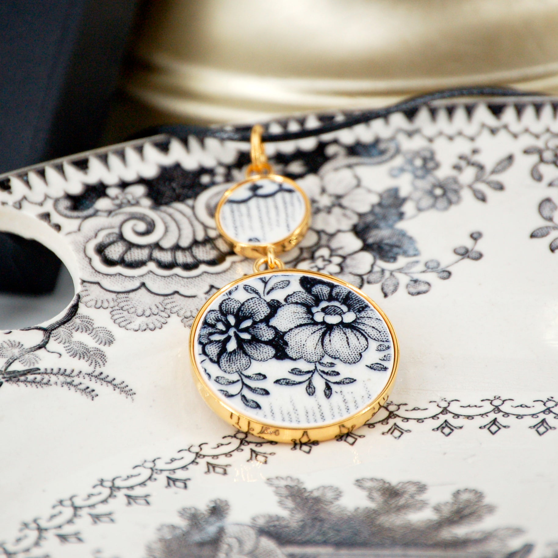Pendentif "Composition de fleurs en noir et blanc"