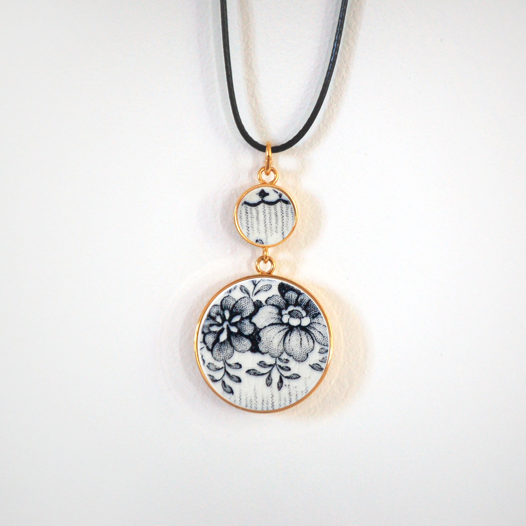 Pendentif "Composition de fleurs en noir et blanc"