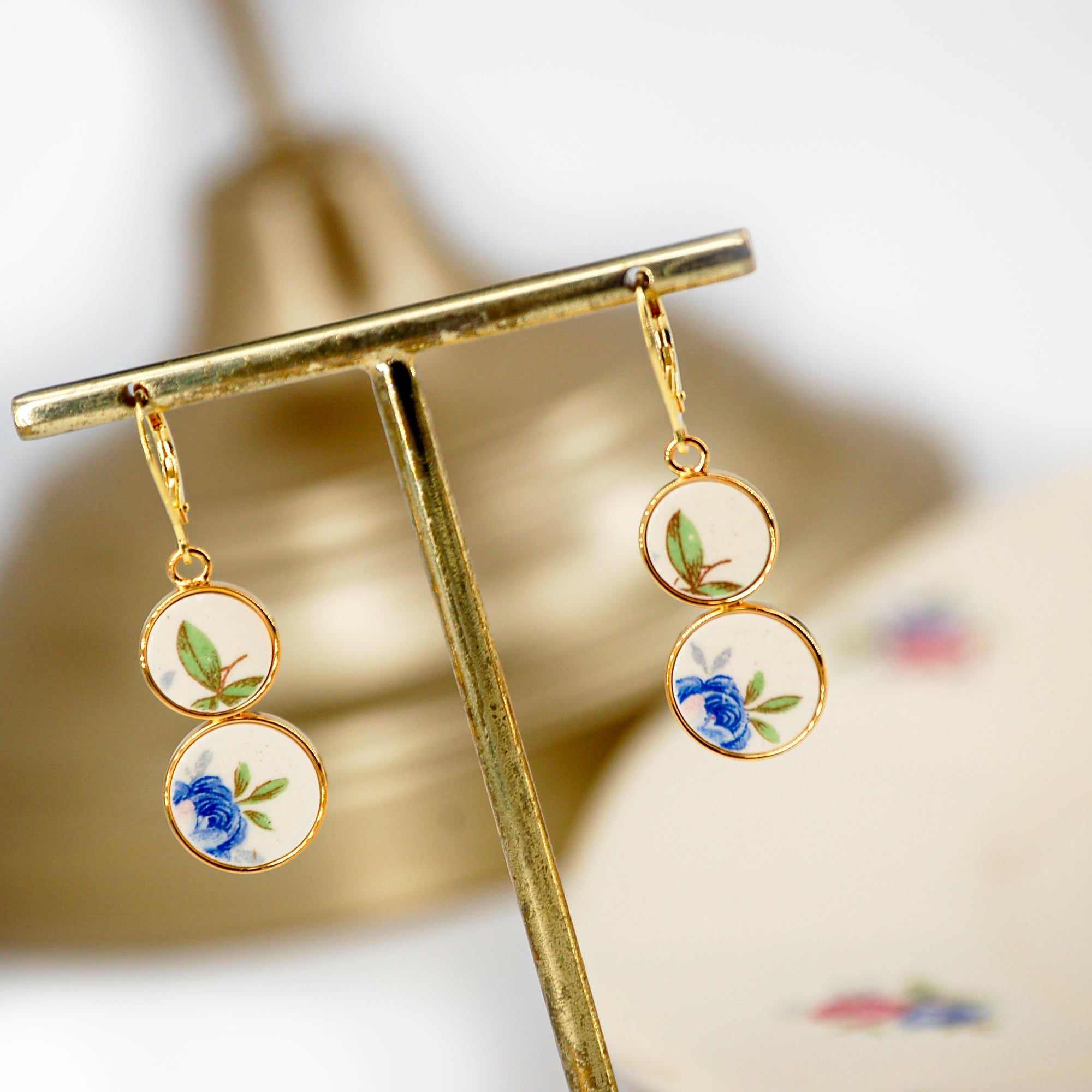 Boucles d'oreilles "Petites fleurs bleues et son feuillage", finition or