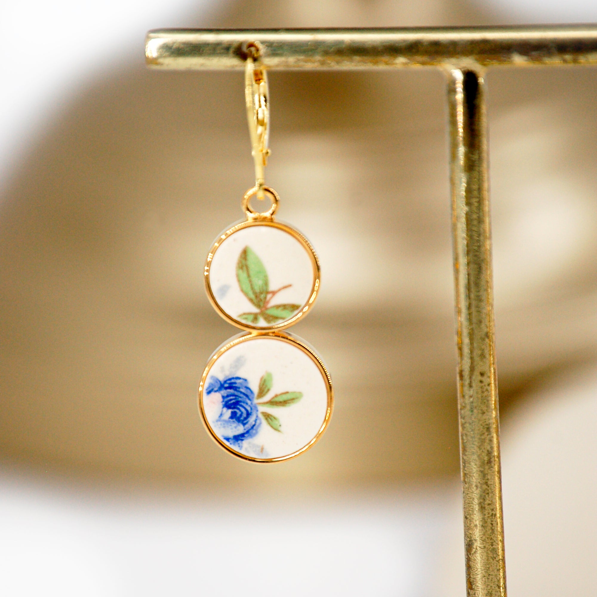 Boucles d'oreilles "Petites fleurs bleues et son feuillage", finition or