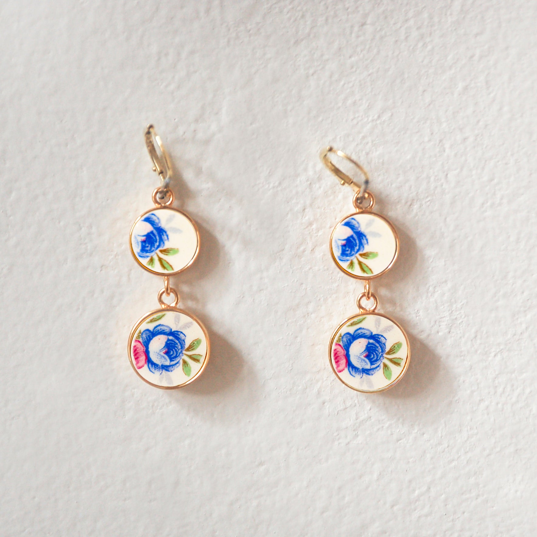 Boucles d'oreilles "Boutons de fleurs bleues et roses", finition or