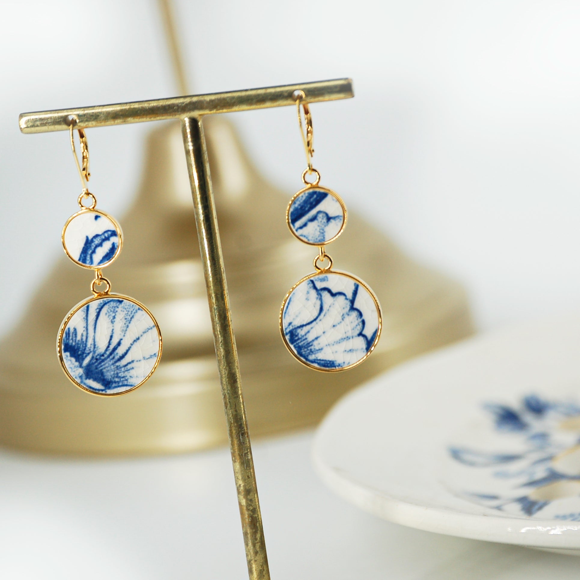 Boucles d'oreilles "Fleurs d'hibiscus bleues", finition or