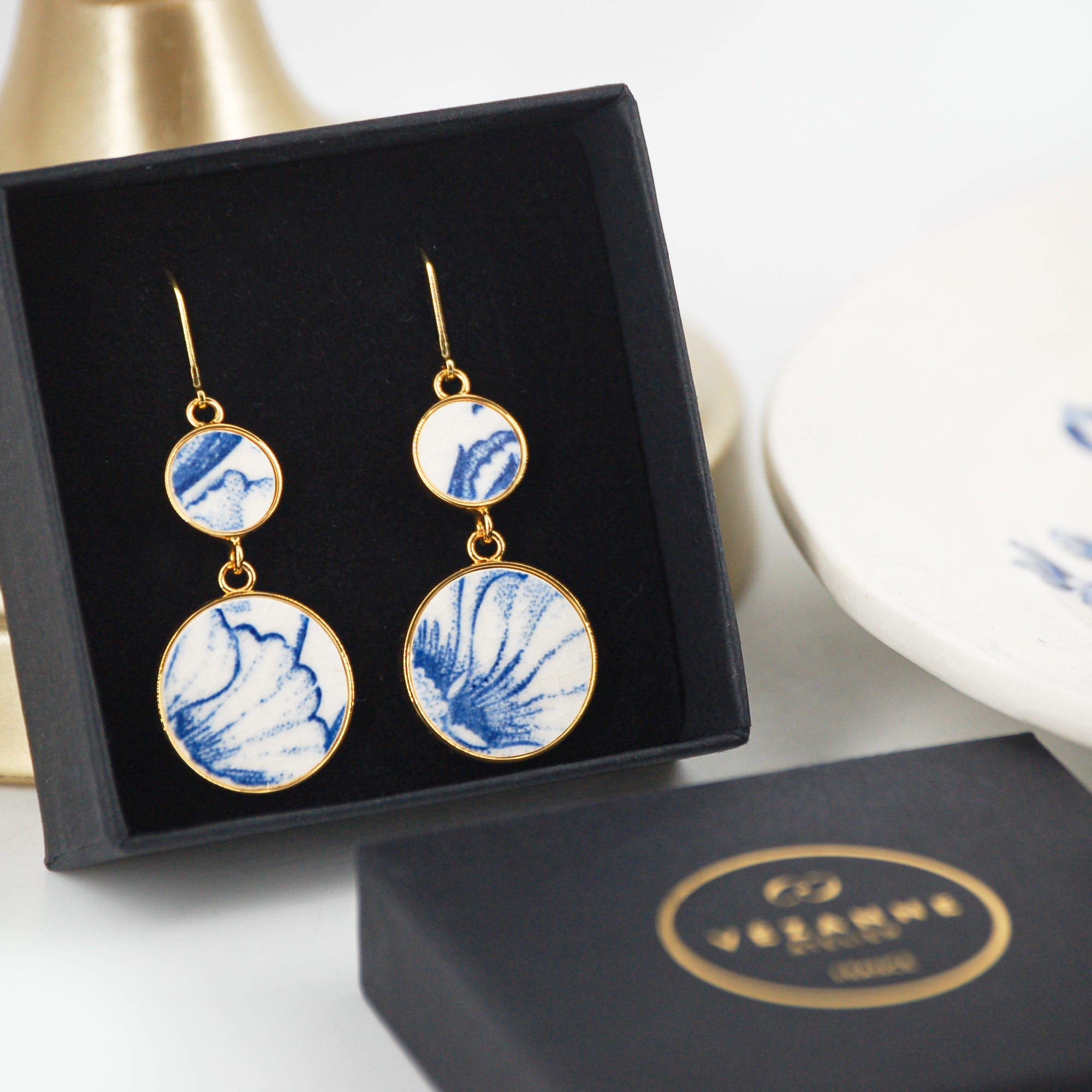 Boucles d'oreilles "Fleurs d'hibiscus bleues", finition or