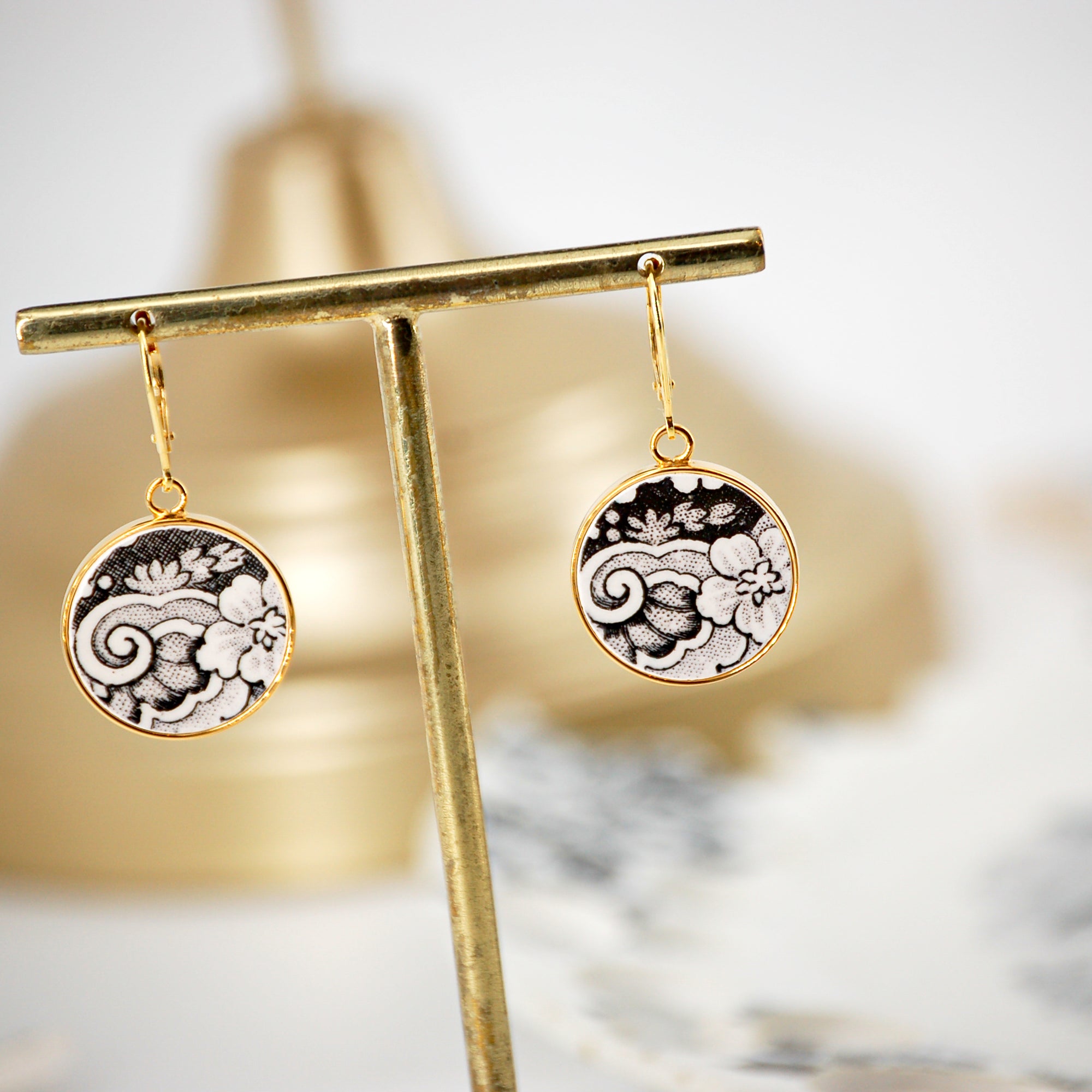 Boucles d'oreilles "Tourbillon et Fleur en noir et blanc", finition or
