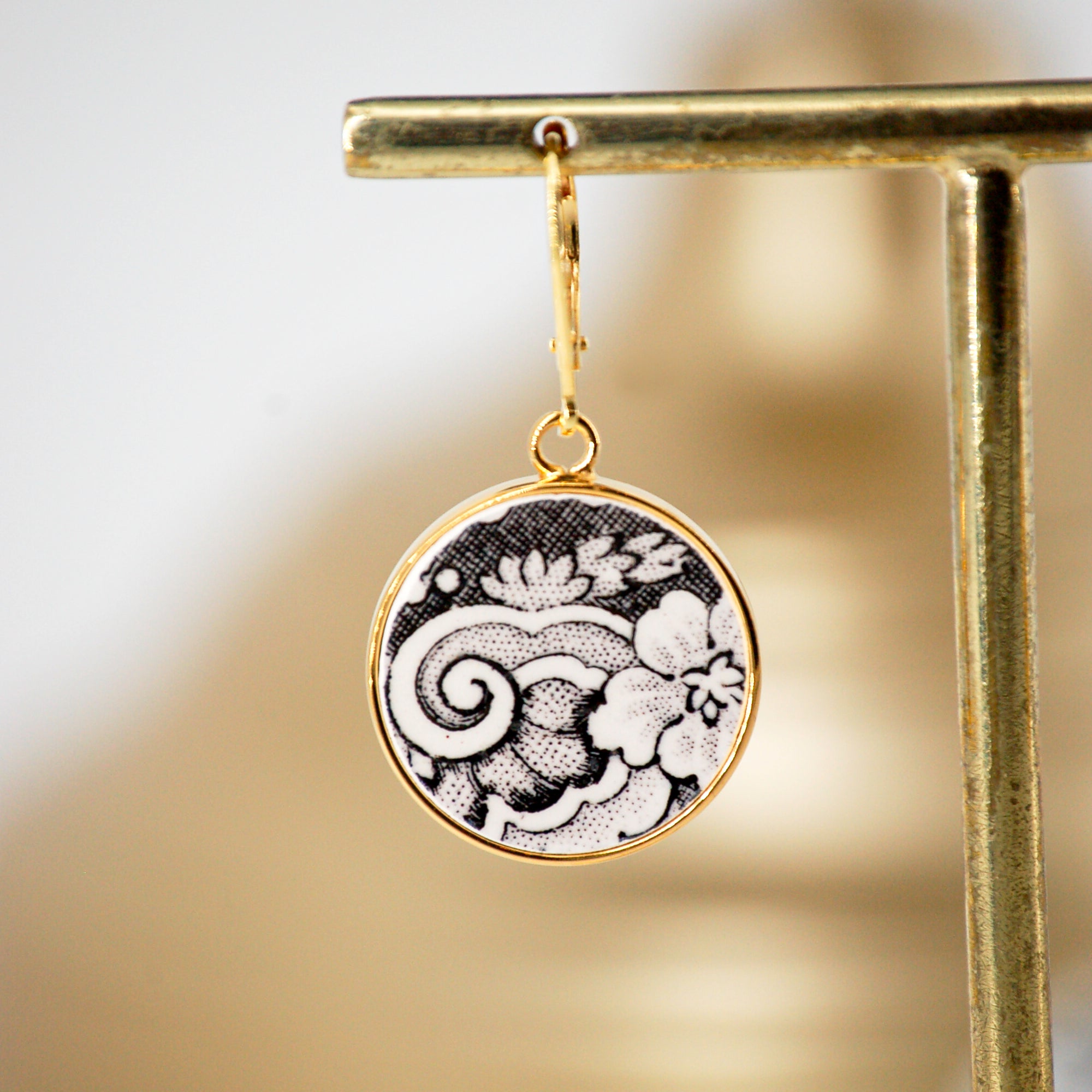 Boucles d'oreilles "Tourbillon et Fleur en noir et blanc", finition or