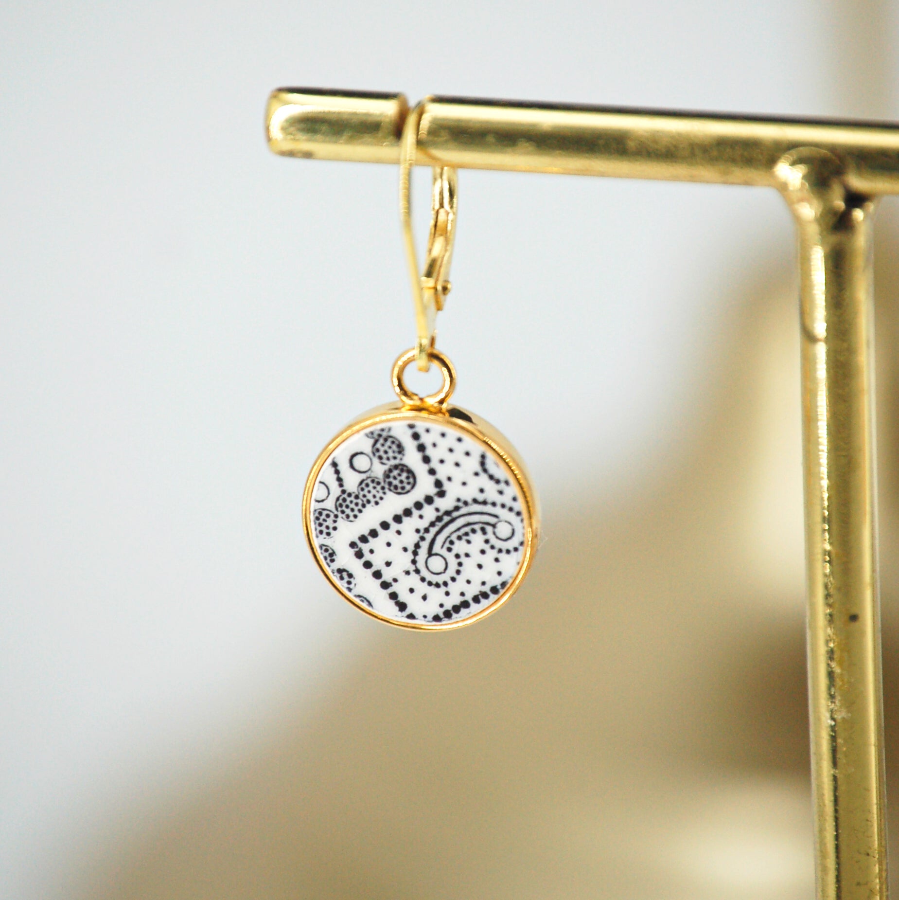 Boucles d'oreilles "Graphisme en noir et blanc", finition or