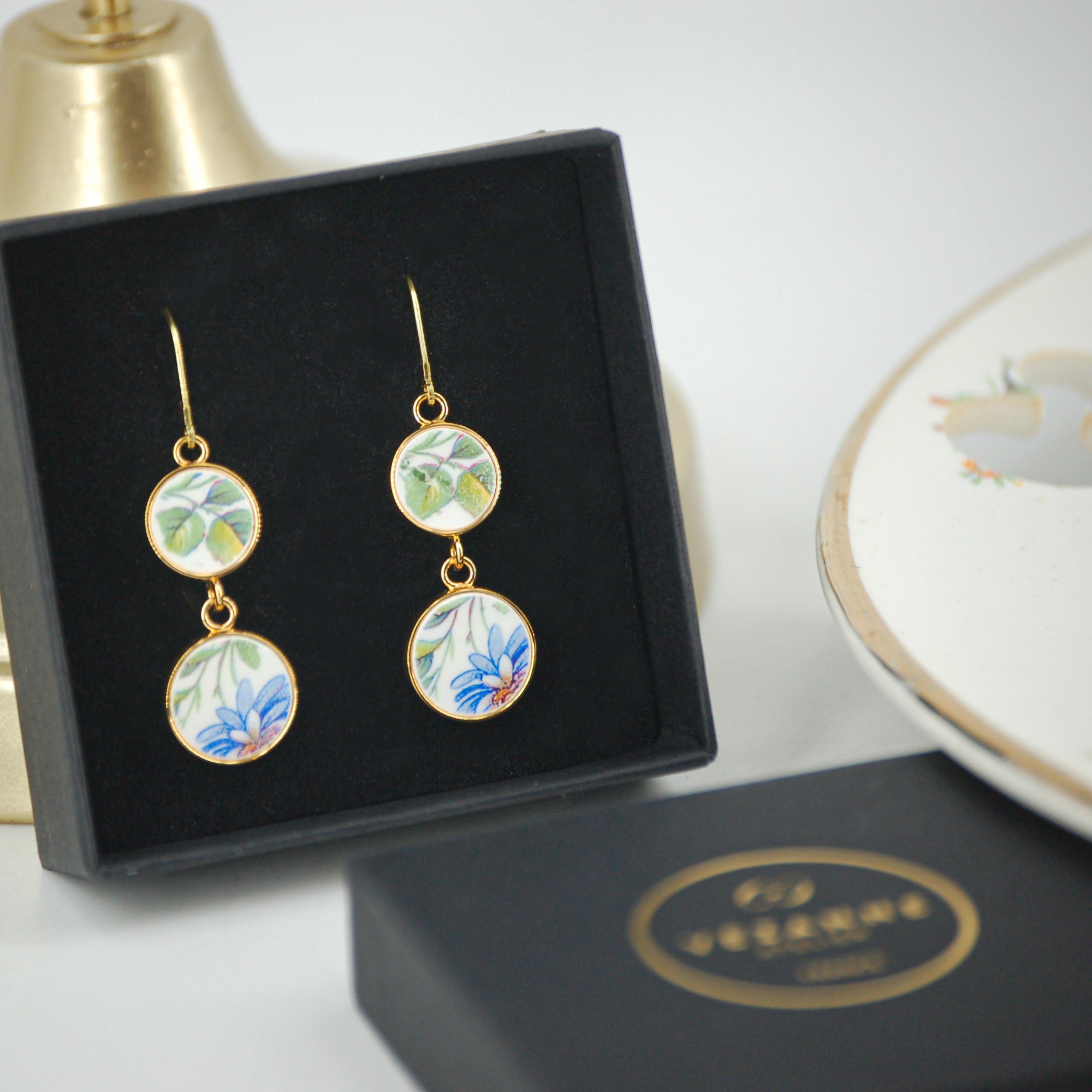 Boucles d'oreilles "Feuillage et pétales bleus", finition or