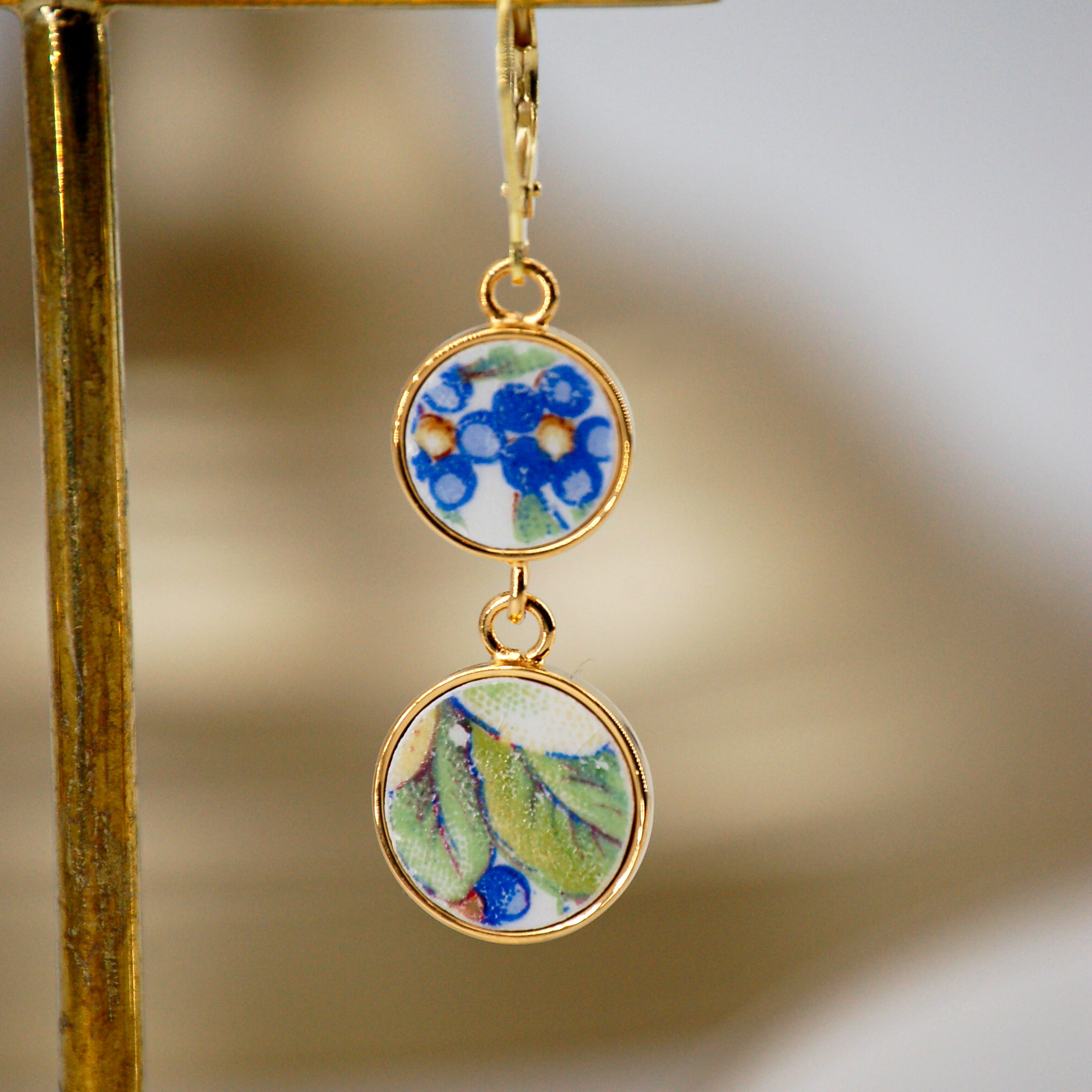Boucles d'oreilles "Feuillage et petites fleurs bleues", finition or