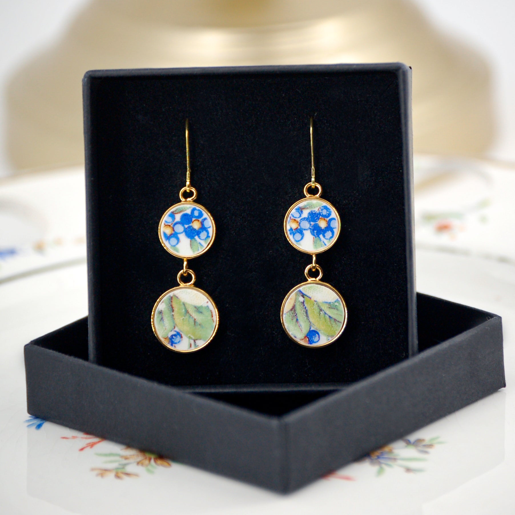 Boucles d'oreilles "Feuillage et petites fleurs bleues", finition or