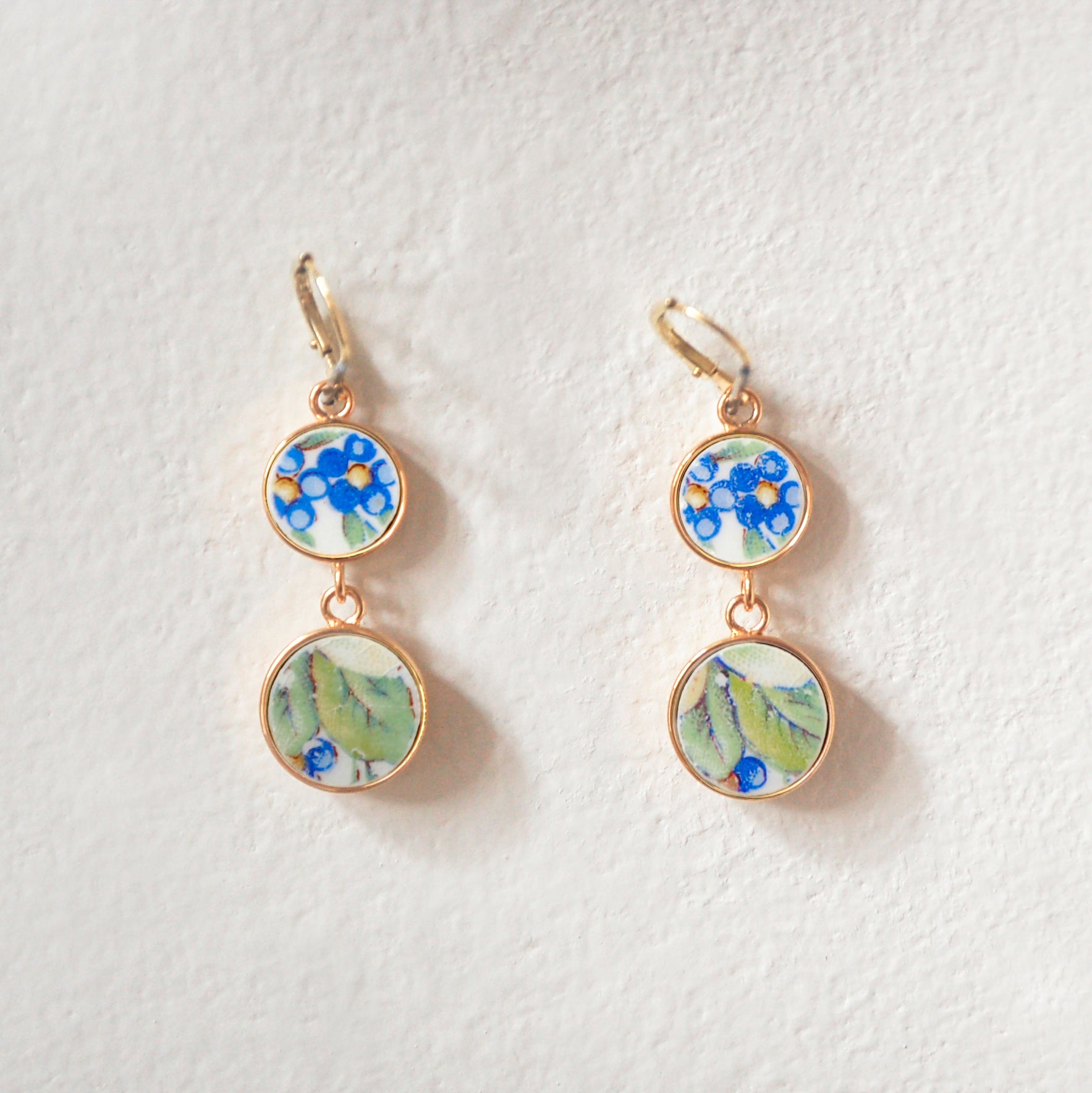 Boucles d'oreilles "Feuillage et petites fleurs bleues", finition or
