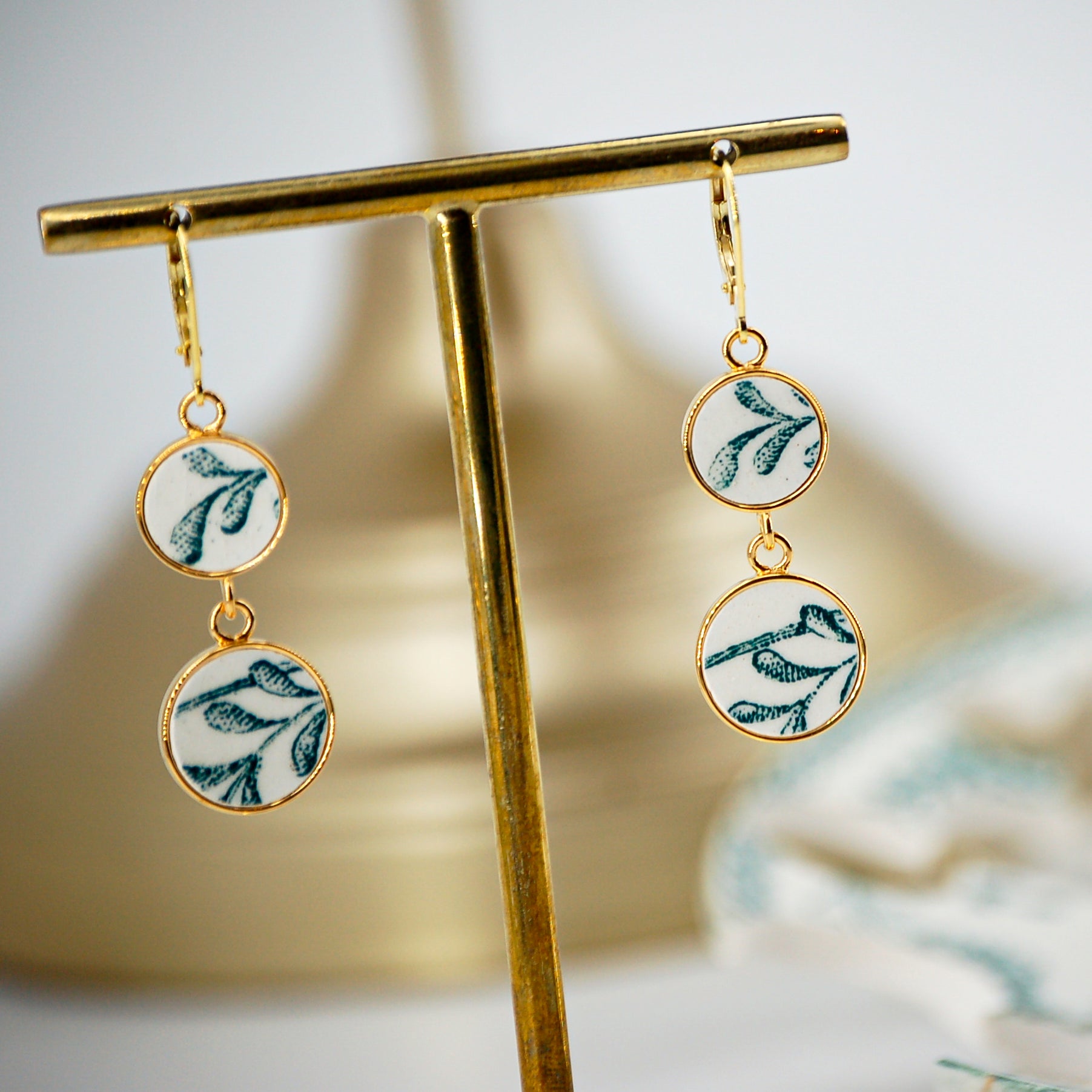 Boucles d'oreilles "Fines feuilles vertes", finition or