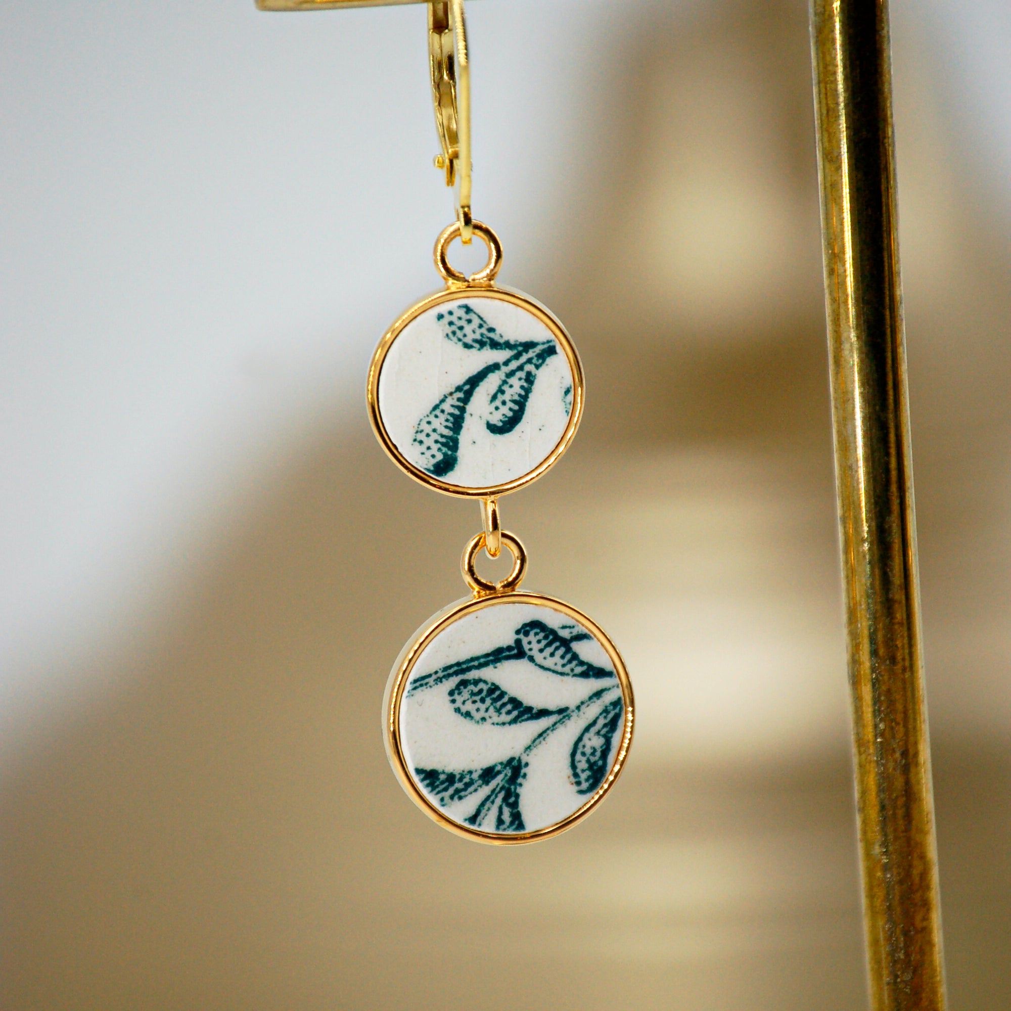 Boucles d'oreilles "Fines feuilles vertes", finition or