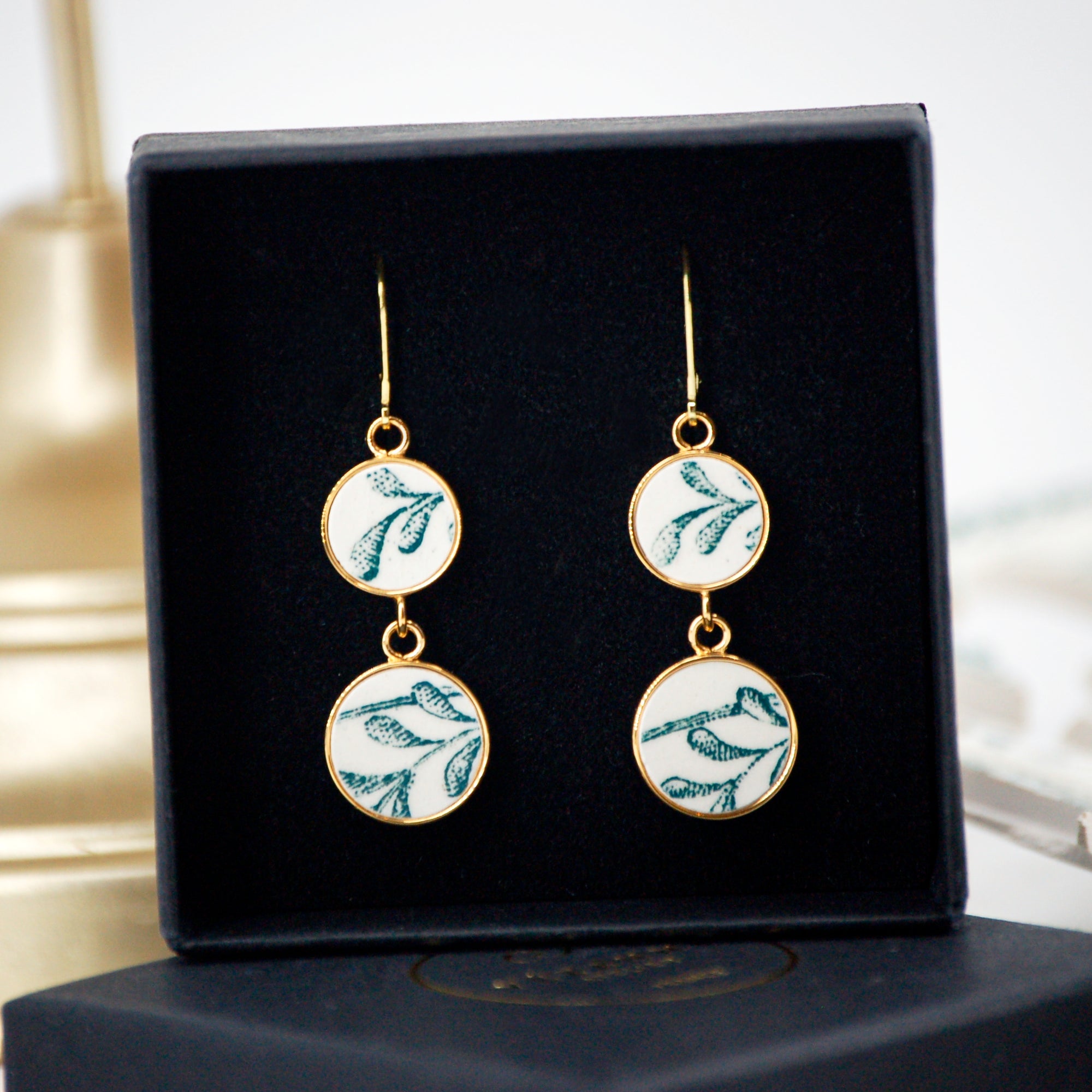 Boucles d'oreilles "Fines feuilles vertes", finition or