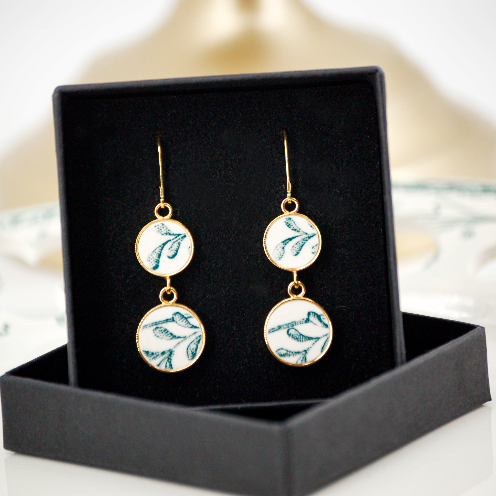 Boucles d'oreilles "Fines feuilles vertes", finition or