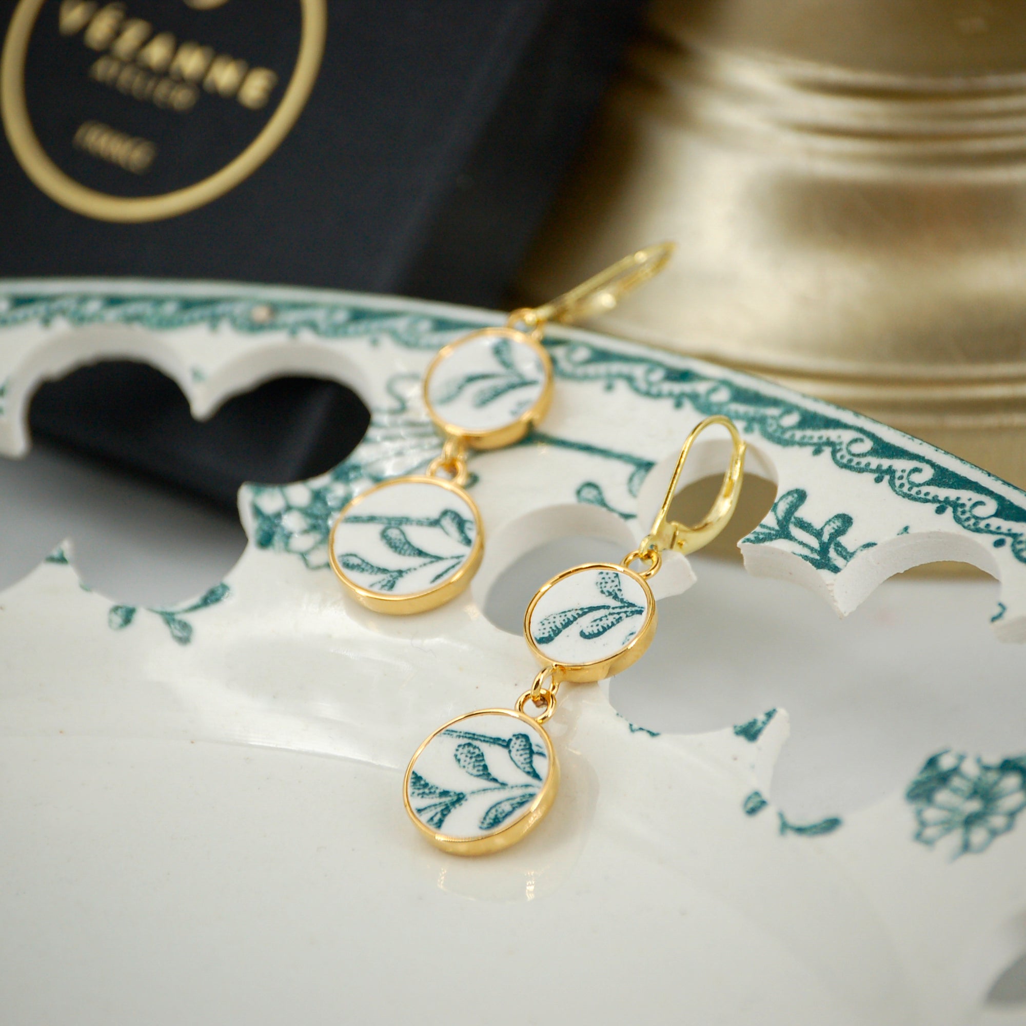 Boucles d'oreilles "Fines feuilles vertes", finition or